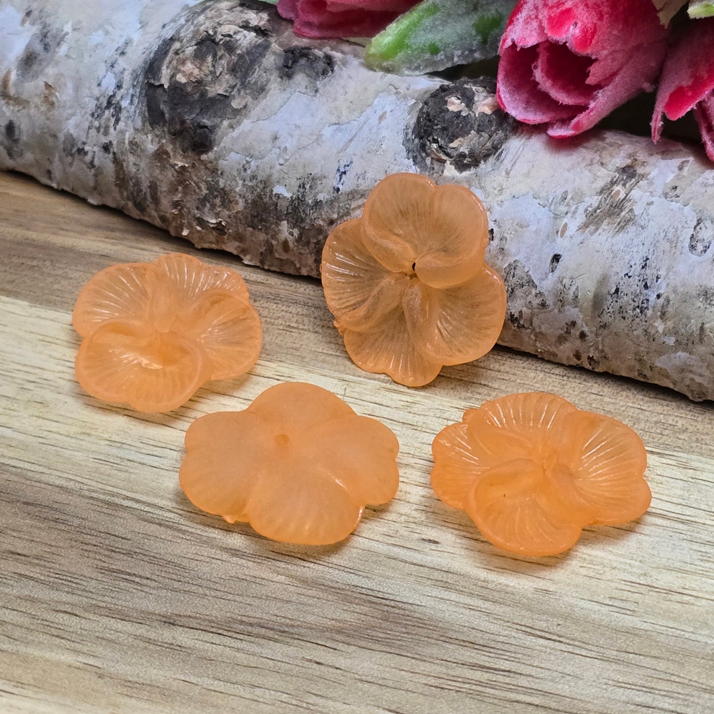 Diese mattierten Blumenperlen aus Acryl mit einem Durchmesser von 20 mm sind perfekt für deine kreativen Projekte! Ideal für Schmuck, Makramee und Dekorationen. Ihre schimmernde Oberfläche bringt blumigen Flair und ist eine wunderbare Ergänzung für Hochzeiten, Sommerfeste und andere festliche Anlässe.
