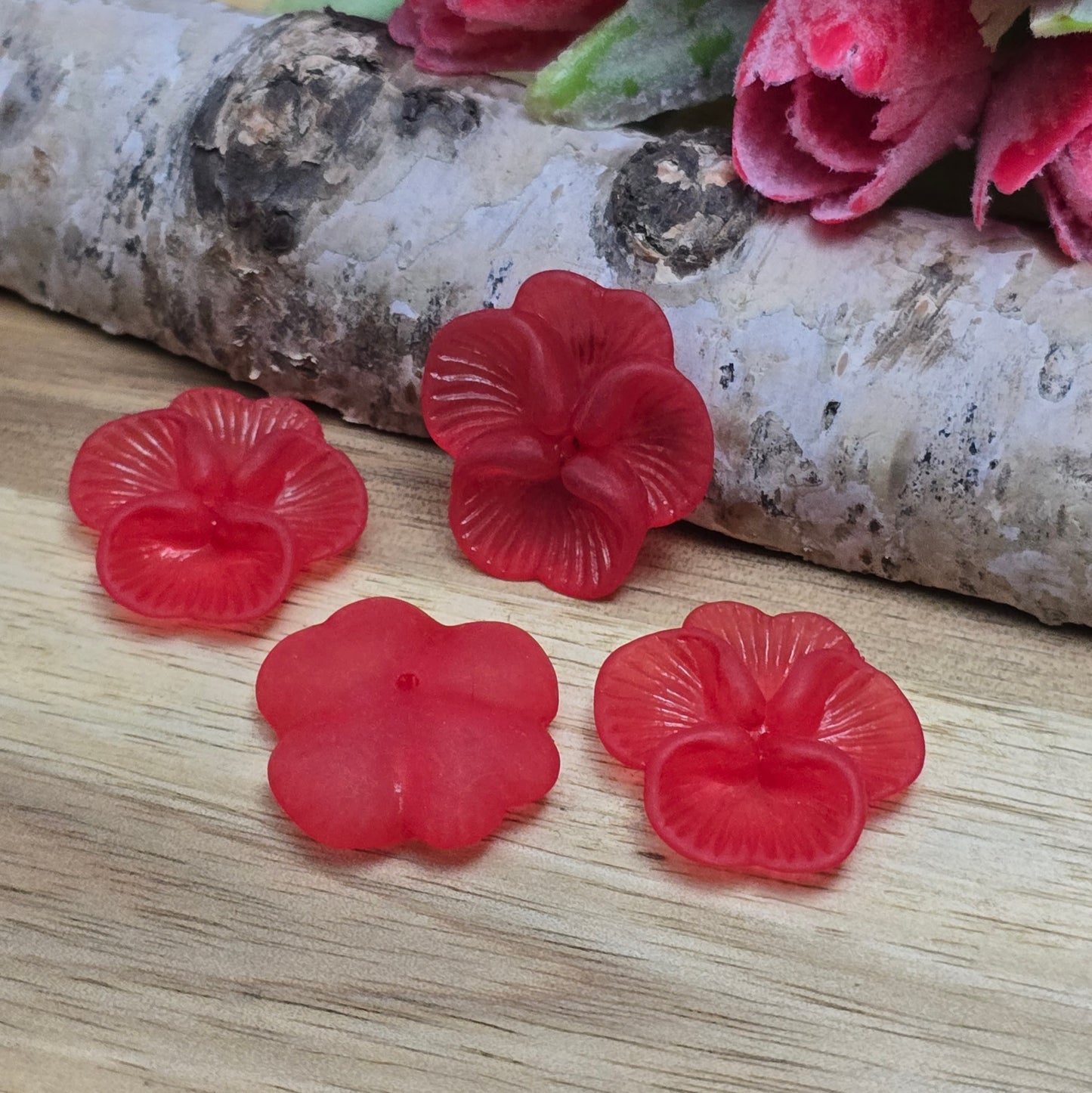 Diese mattierten Blumenperlen aus Acryl mit einem Durchmesser von 20 mm sind perfekt für deine kreativen Projekte! Ideal für Schmuck, Makramee und Dekorationen. Ihre schimmernde Oberfläche bringt blumigen Flair und ist eine wunderbare Ergänzung für Hochzeiten, Sommerfeste und andere festliche Anlässe.