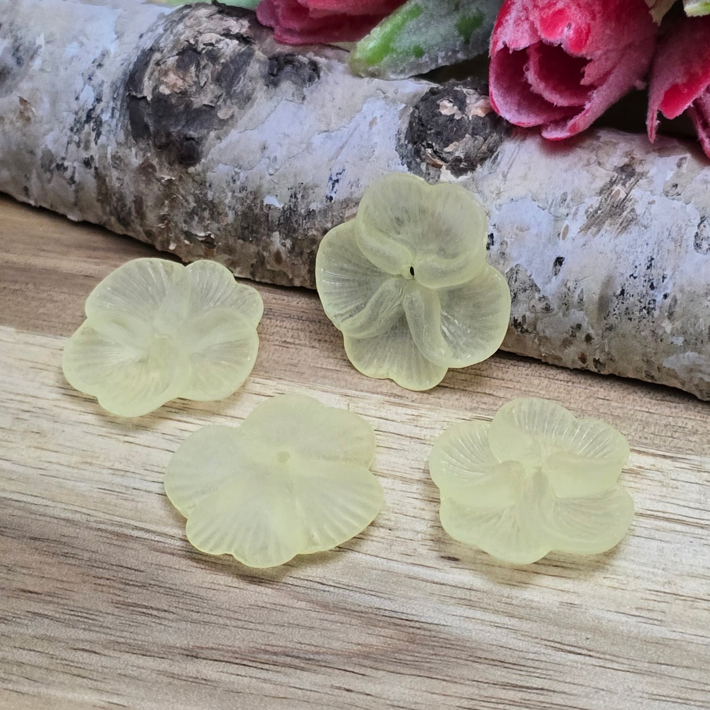 Diese mattierten Blumenperlen aus Acryl mit einem Durchmesser von 20 mm sind perfekt für deine kreativen Projekte! Ideal für Schmuck, Makramee und Dekorationen. Ihre schimmernde Oberfläche bringt blumigen Flair und ist eine wunderbare Ergänzung für Hochzeiten, Sommerfeste und andere festliche Anlässe.