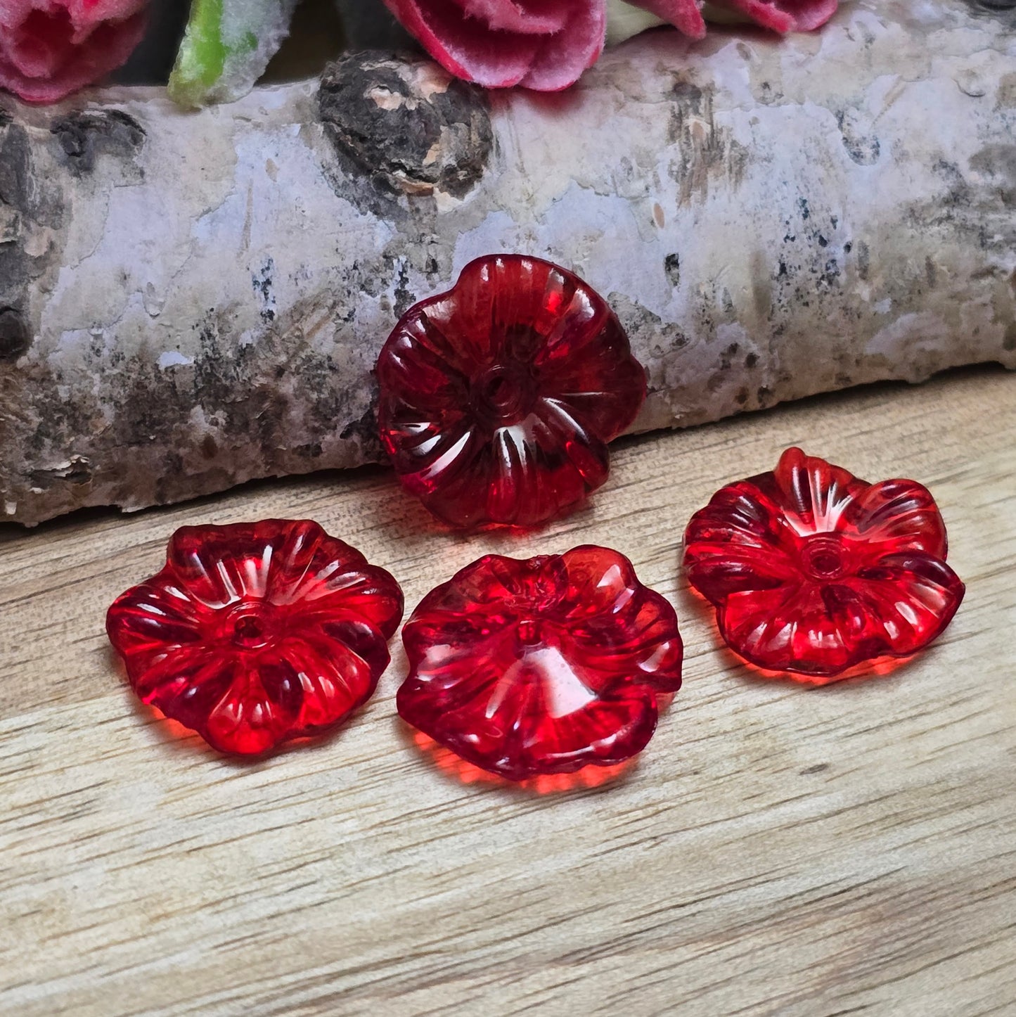 Diese transparenten Blumenperlen aus Acryl mit einem Durchmesser von 17 mm sind perfekt für deine kreativen Projekte! Ideal für Schmuck, Makramee und Dekorationen. Ihre schimmernde Oberfläche bringt blumigen Flair und ist eine wunderbare Ergänzung für Hochzeiten, Sommerfeste und andere festliche Anlässe.