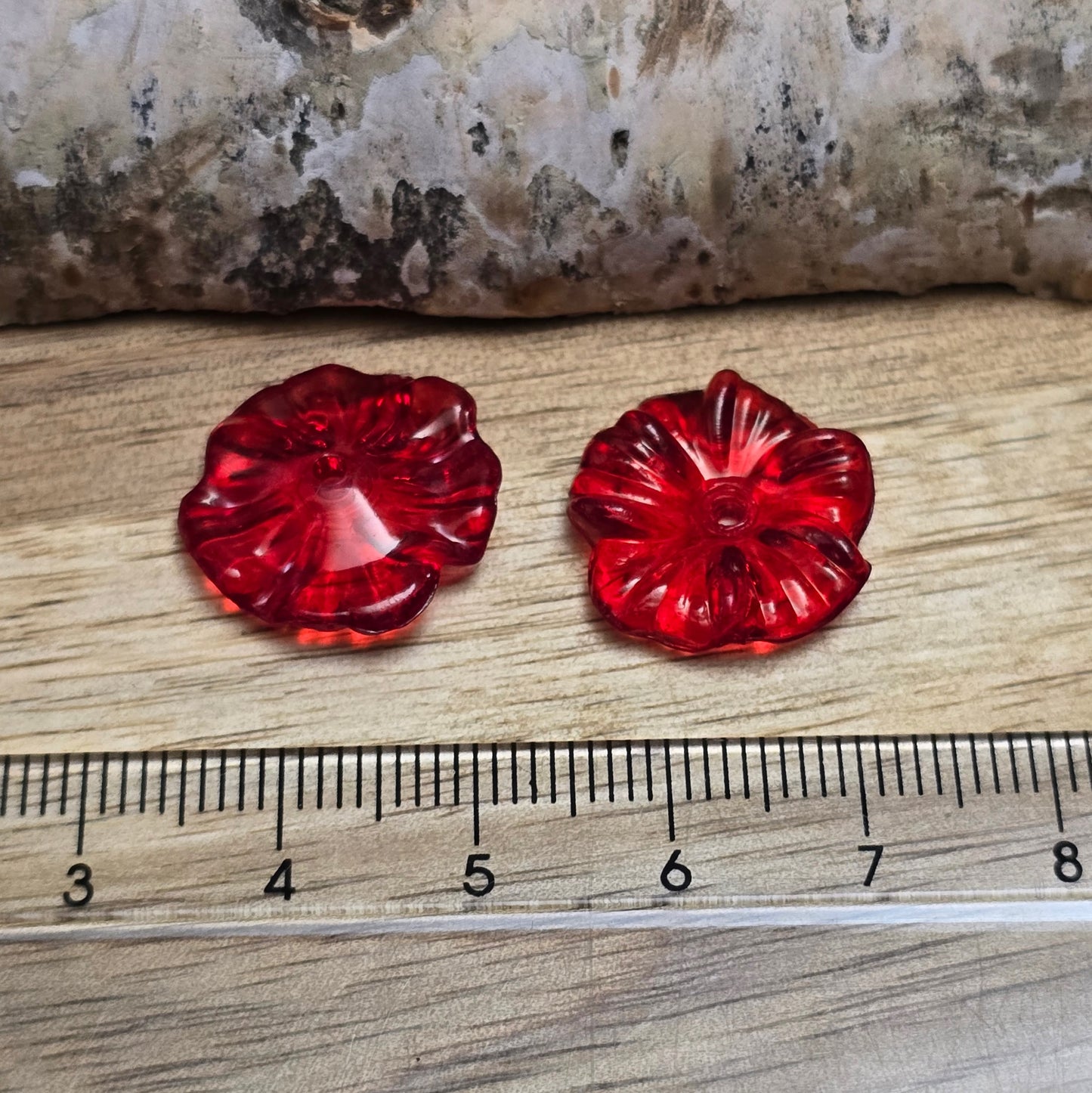 Diese transparenten Blumenperlen aus Acryl mit einem Durchmesser von 17 mm sind perfekt für deine kreativen Projekte! Ideal für Schmuck, Makramee und Dekorationen. Ihre schimmernde Oberfläche bringt blumigen Flair und ist eine wunderbare Ergänzung für Hochzeiten, Sommerfeste und andere festliche Anlässe.
