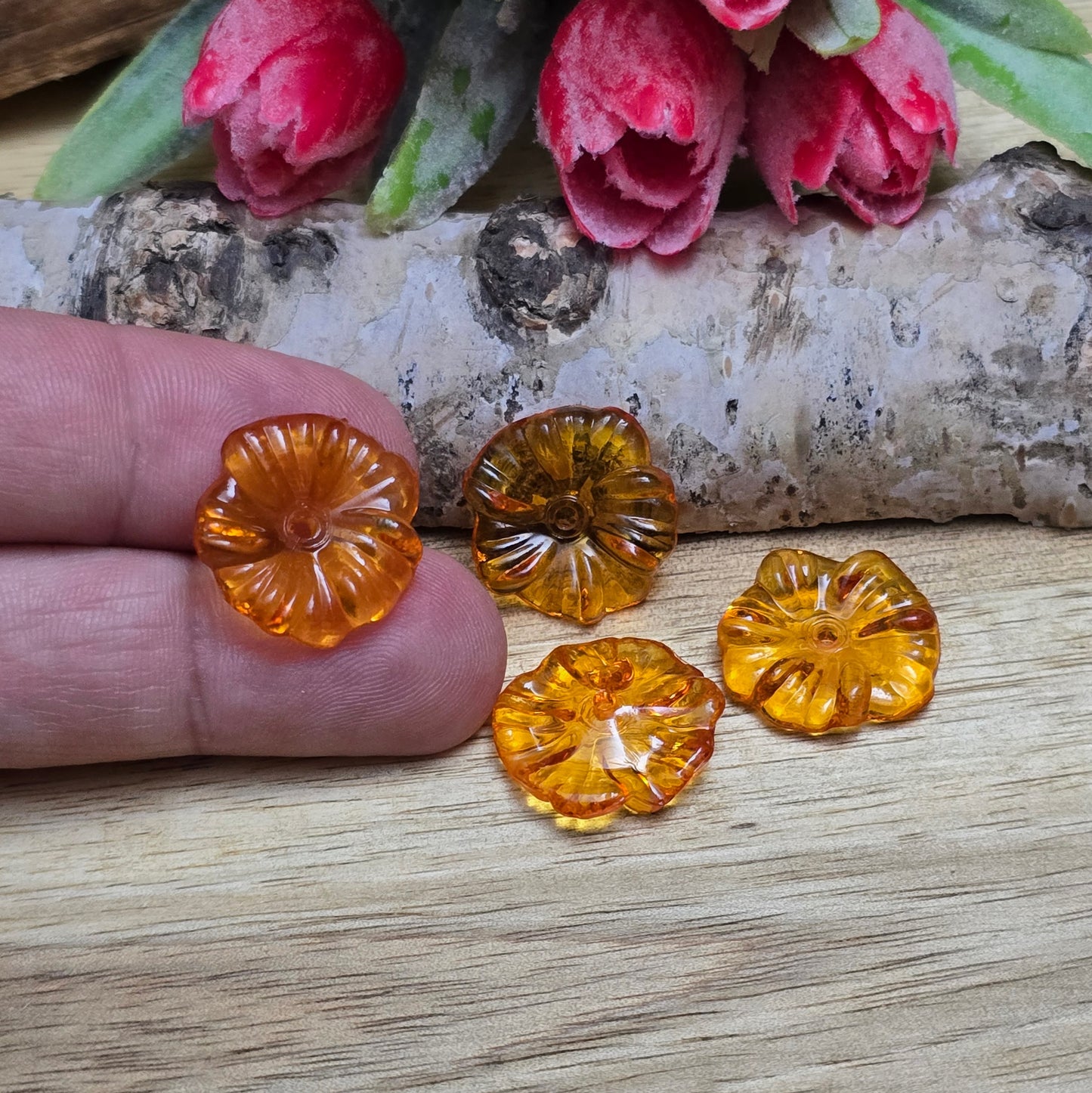Diese transparenten Blumenperlen aus Acryl mit einem Durchmesser von 17 mm sind perfekt für deine kreativen Projekte! Ideal für Schmuck, Makramee und Dekorationen. Ihre schimmernde Oberfläche bringt blumigen Flair und ist eine wunderbare Ergänzung für Hochzeiten, Sommerfeste und andere festliche Anlässe.
