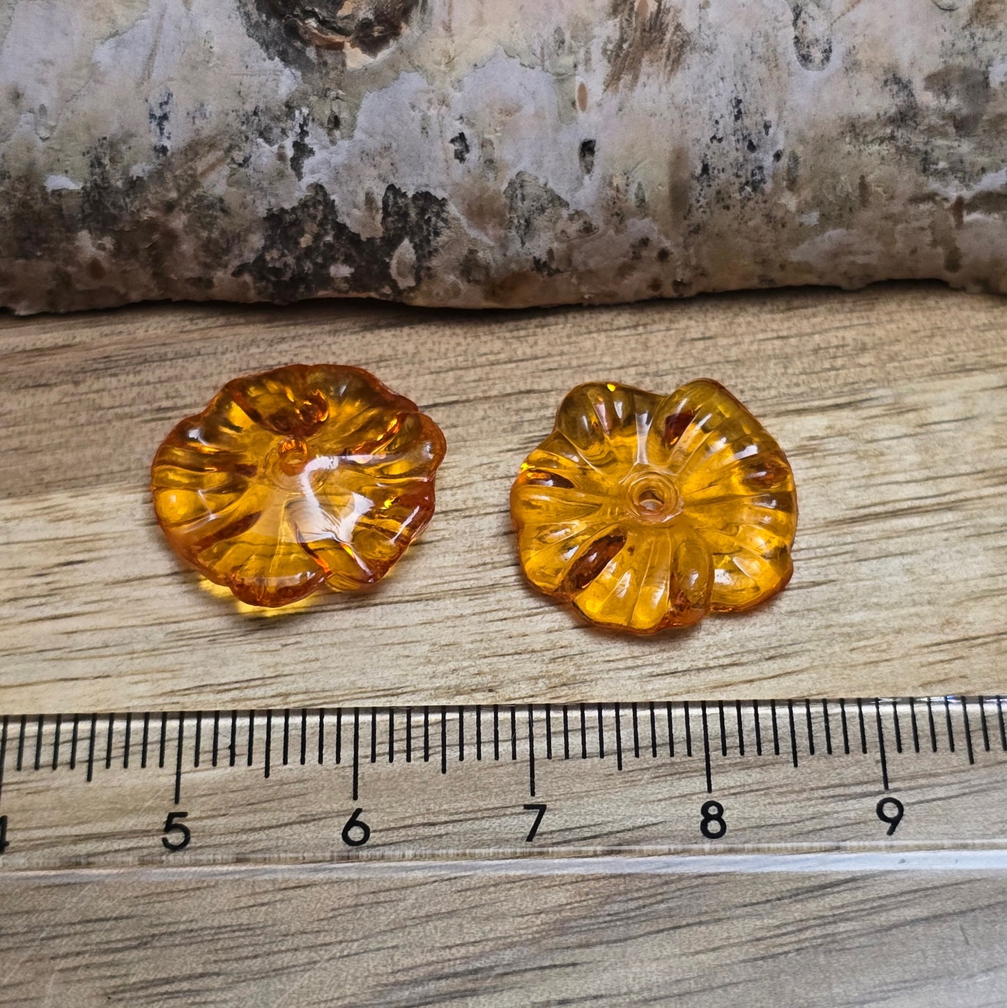 Diese transparenten Blumenperlen aus Acryl mit einem Durchmesser von 17 mm sind perfekt für deine kreativen Projekte! Ideal für Schmuck, Makramee und Dekorationen. Ihre schimmernde Oberfläche bringt blumigen Flair und ist eine wunderbare Ergänzung für Hochzeiten, Sommerfeste und andere festliche Anlässe.