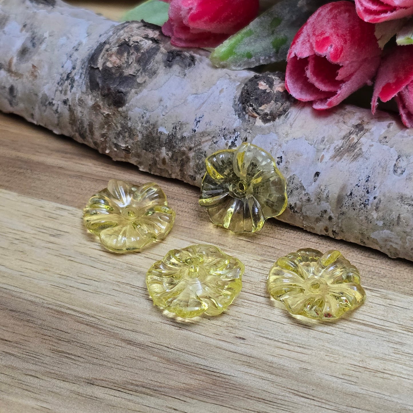 Diese transparenten Blumenperlen aus Acryl mit einem Durchmesser von 17 mm sind perfekt für deine kreativen Projekte! Ideal für Schmuck, Makramee und Dekorationen. Ihre schimmernde Oberfläche bringt blumigen Flair und ist eine wunderbare Ergänzung für Hochzeiten, Sommerfeste und andere festliche Anlässe.