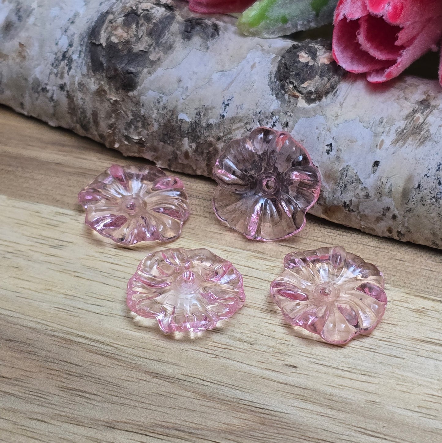 Diese transparenten Blumenperlen aus Acryl mit einem Durchmesser von 17 mm sind perfekt für deine kreativen Projekte! Ideal für Schmuck, Makramee und Dekorationen. Ihre schimmernde Oberfläche bringt blumigen Flair und ist eine wunderbare Ergänzung für Hochzeiten, Sommerfeste und andere festliche Anlässe.
