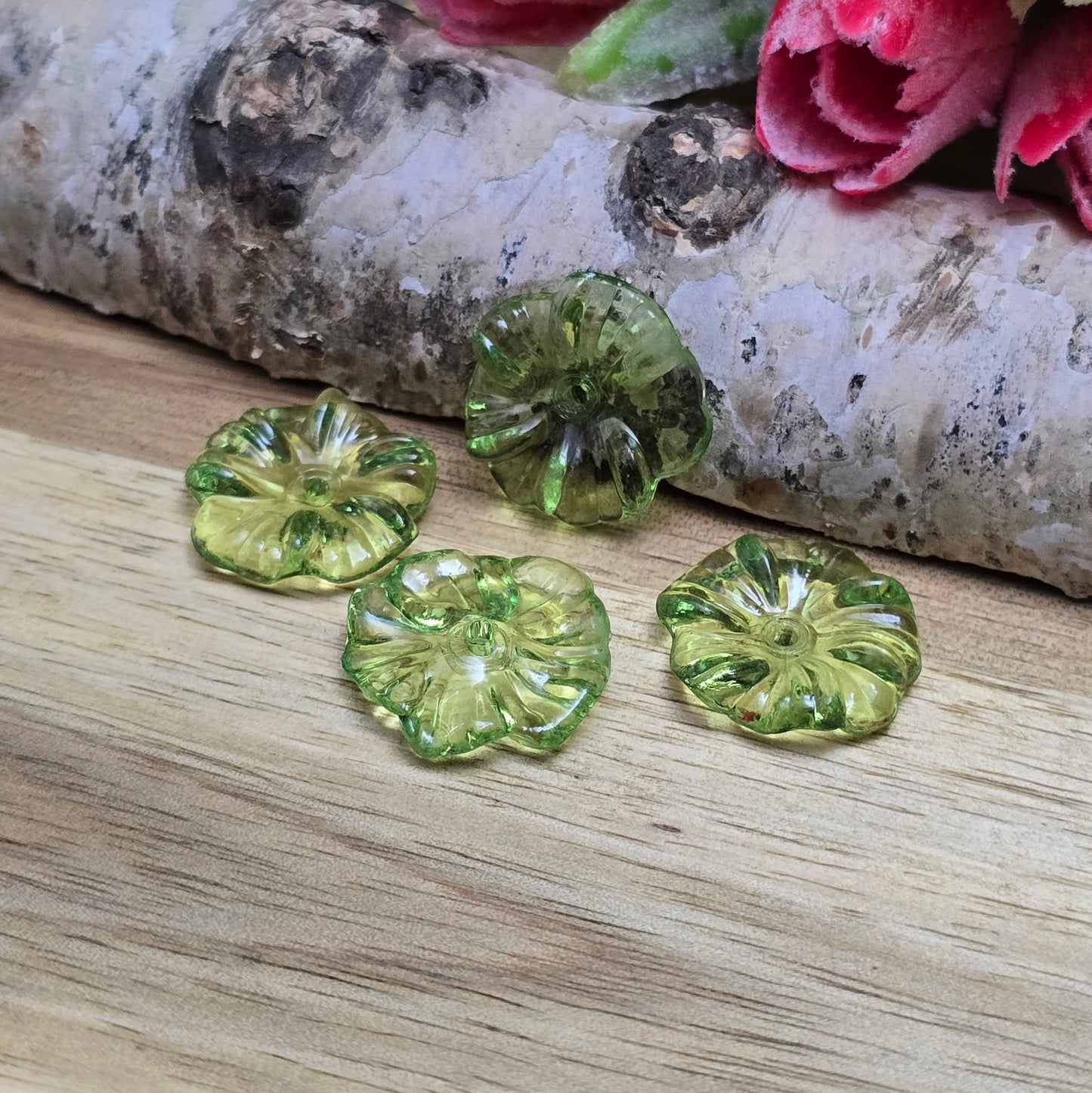 Diese transparenten Blumenperlen aus Acryl mit einem Durchmesser von 17 mm sind perfekt für deine kreativen Projekte! Ideal für Schmuck, Makramee und Dekorationen. Ihre schimmernde Oberfläche bringt blumigen Flair und ist eine wunderbare Ergänzung für Hochzeiten, Sommerfeste und andere festliche Anlässe.