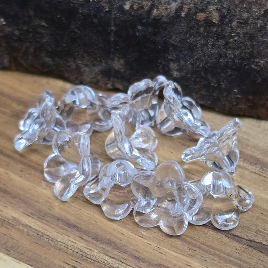 Transparente Blumenperlen aus Acryl (12 mm) mit glänzender Oberfläche. Die filigrane Blütenform verleiht Schmuckstücken, Makramee-Projekten und Deko-Ideen einen eleganten Touch. Dank des ca. 1,5 mm großen Fädellochs lassen sie sich leicht auf Schnüre oder Bänder aufreihen. Ideal für Hochzeiten, Taufen oder kreative Bastelarbeiten. Set enthält 50 Stück.