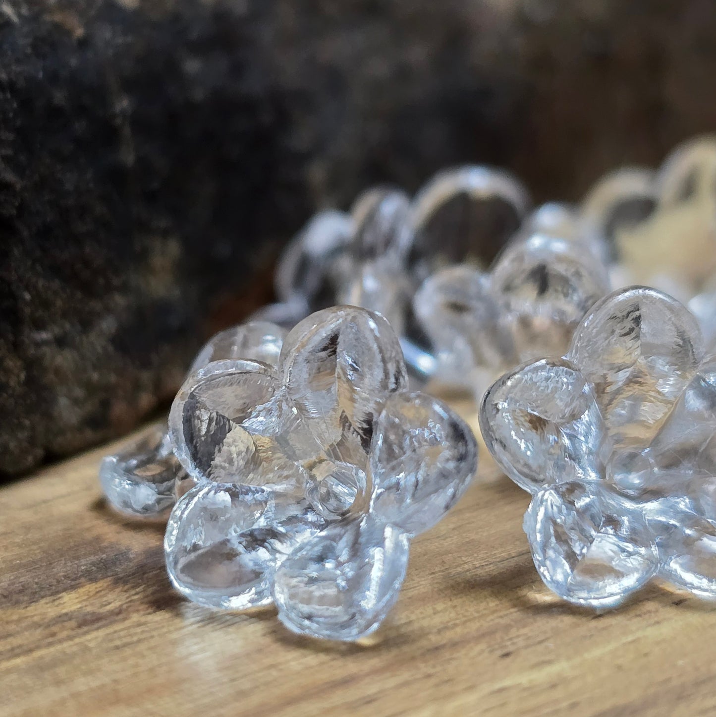Transparente Blumenperlen aus Acryl (12 mm) mit glänzender Oberfläche. Die filigrane Blütenform verleiht Schmuckstücken, Makramee-Projekten und Deko-Ideen einen eleganten Touch. Dank des ca. 1,5 mm großen Fädellochs lassen sie sich leicht auf Schnüre oder Bänder aufreihen. Ideal für Hochzeiten, Taufen oder kreative Bastelarbeiten. Set enthält 50 Stück.