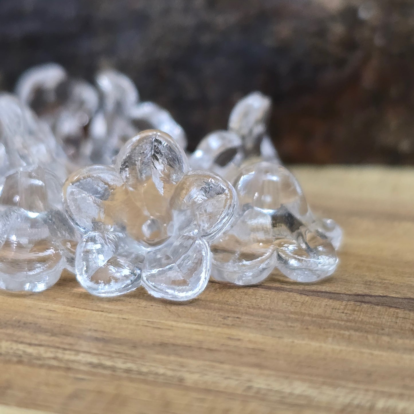 Transparente Blumenperlen aus Acryl (12 mm) mit glänzender Oberfläche. Die filigrane Blütenform verleiht Schmuckstücken, Makramee-Projekten und Deko-Ideen einen eleganten Touch. Dank des ca. 1,5 mm großen Fädellochs lassen sie sich leicht auf Schnüre oder Bänder aufreihen. Ideal für Hochzeiten, Taufen oder kreative Bastelarbeiten. Set enthält 50 Stück.