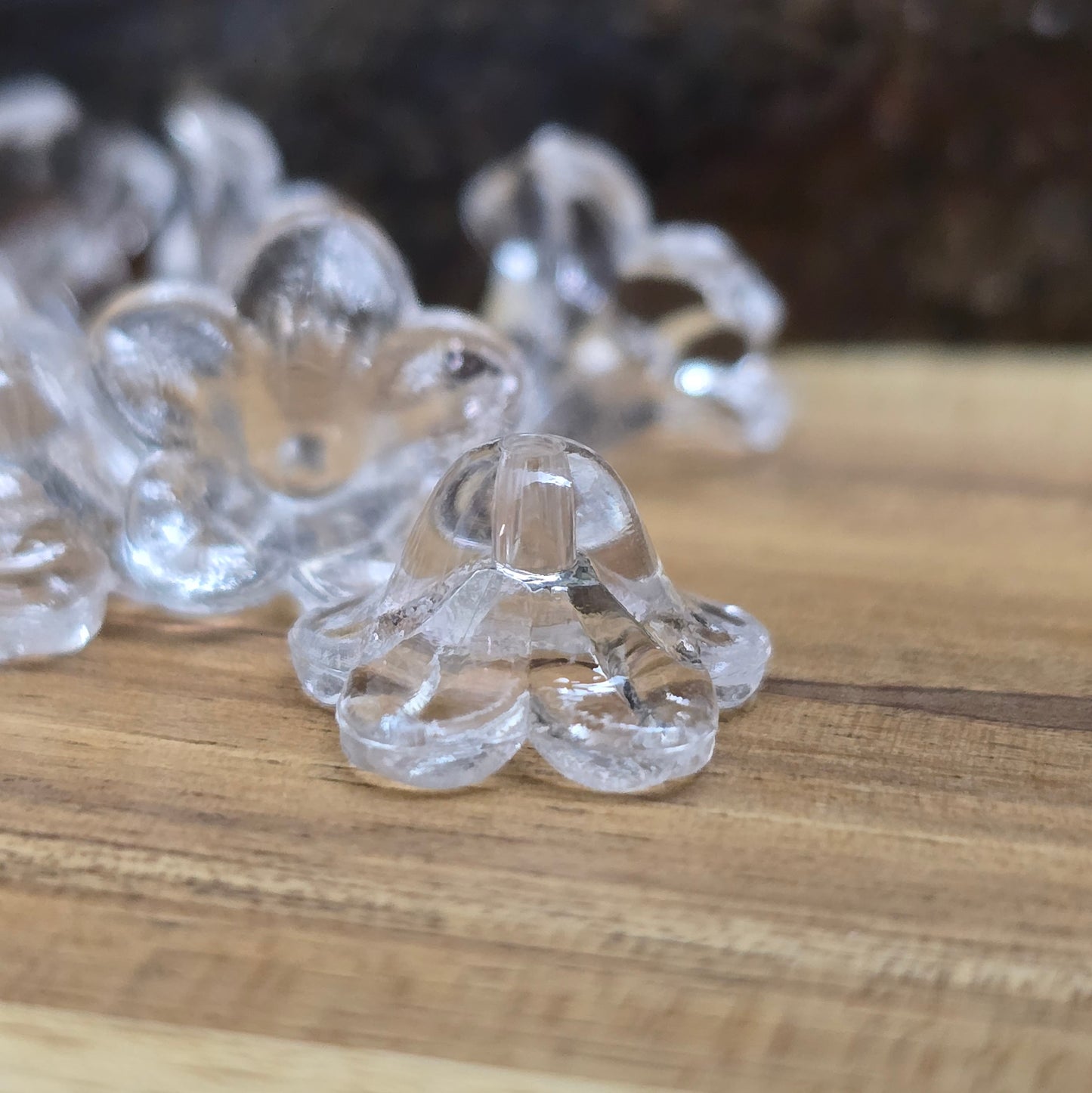 Transparente Blumenperlen aus Acryl (12 mm) mit glänzender Oberfläche. Die filigrane Blütenform verleiht Schmuckstücken, Makramee-Projekten und Deko-Ideen einen eleganten Touch. Dank des ca. 1,5 mm großen Fädellochs lassen sie sich leicht auf Schnüre oder Bänder aufreihen. Ideal für Hochzeiten, Taufen oder kreative Bastelarbeiten. Set enthält 50 Stück.