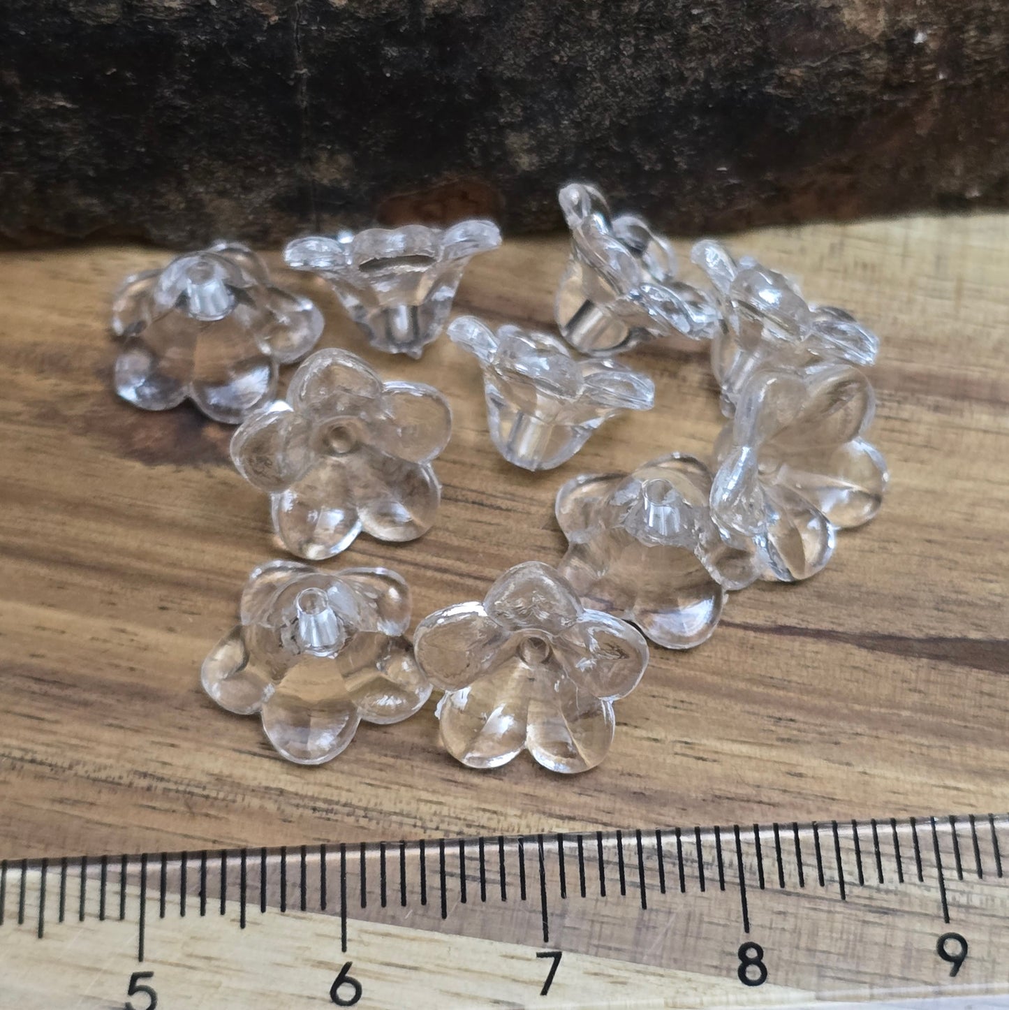 Transparente Blumenperlen aus Acryl (12 mm) mit glänzender Oberfläche. Die filigrane Blütenform verleiht Schmuckstücken, Makramee-Projekten und Deko-Ideen einen eleganten Touch. Dank des ca. 1,5 mm großen Fädellochs lassen sie sich leicht auf Schnüre oder Bänder aufreihen. Ideal für Hochzeiten, Taufen oder kreative Bastelarbeiten. Set enthält 50 Stück.
