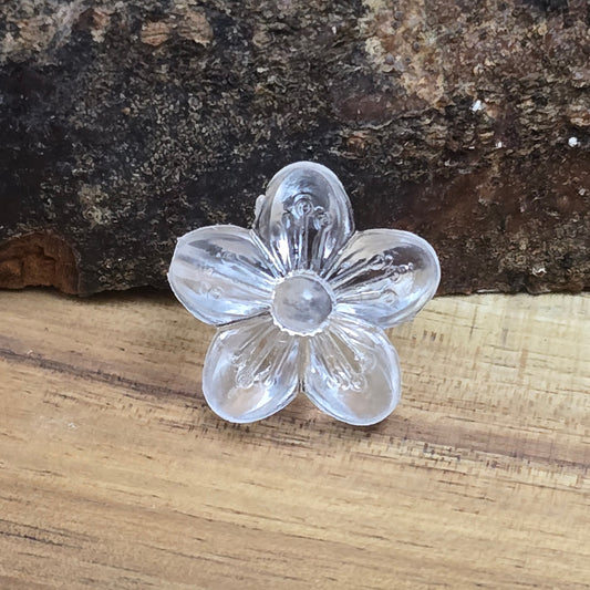 Das Bild zeigt farblos transparente Acryplperlen in Blumenform.