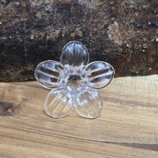 Transparente Acryl-Blumenperlen (25 mm) mit glänzender Oberfläche – ideal für Schmuck, Makramee und kreative Dekorationen. Dank des 2 mm großen Fädellochs lassen sie sich mühelos auffädeln. Perfekt als stilvolle Tischdeko für Hochzeiten, Taufen oder Sommerfeste und ein eleganter Akzent für jedes DIY-Projekt.