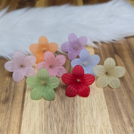 Das Bild zeigt farbige Acrylperlen in Form von Blumen. Sie eignen sich gut als Tischdeko oder zum Fertigen von Schmuck & Dekorationsartikeln.