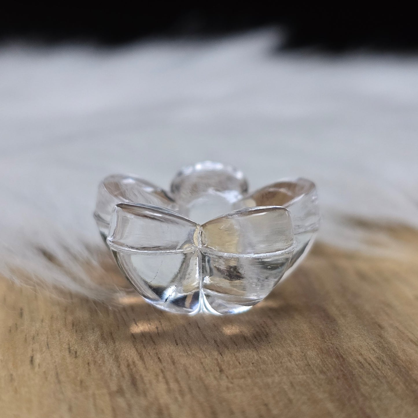 Klar transparente Acryl-Blumenperlen (18 mm) mit glänzender Oberfläche. Die filigrane Blütenform verleiht Schmuckstücken und Dekorationen eine elegante Note. Mit einem 3,5 mm großen Fädelloch lassen sie sich leicht auf Bänder oder Schnüre auffädeln. Ideal für DIY-Projekte, Hochzeiten oder Bastelarbeiten.