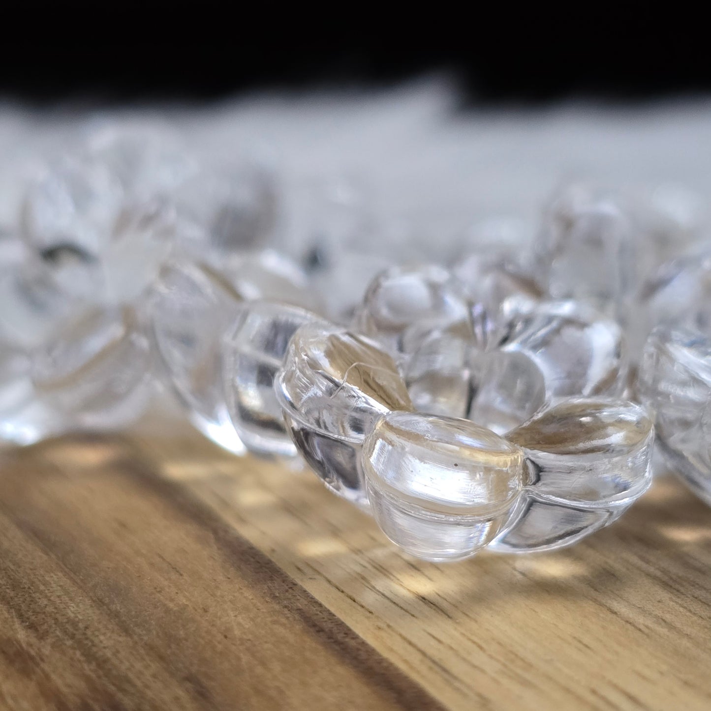 Klar transparente Acryl-Blumenperlen (18 mm) mit glänzender Oberfläche. Die filigrane Blütenform verleiht Schmuckstücken und Dekorationen eine elegante Note. Mit einem 3,5 mm großen Fädelloch lassen sie sich leicht auf Bänder oder Schnüre auffädeln. Ideal für DIY-Projekte, Hochzeiten oder Bastelarbeiten.