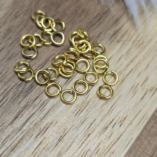Das Bild zeigt 30 offene Biegeringe, perfekt für die Schmuckherstellung. Sie eignen sich hervorragend als Anhängerösen für Kettenanhänger oder als Verbindungsringe in verschiedenen Designs.