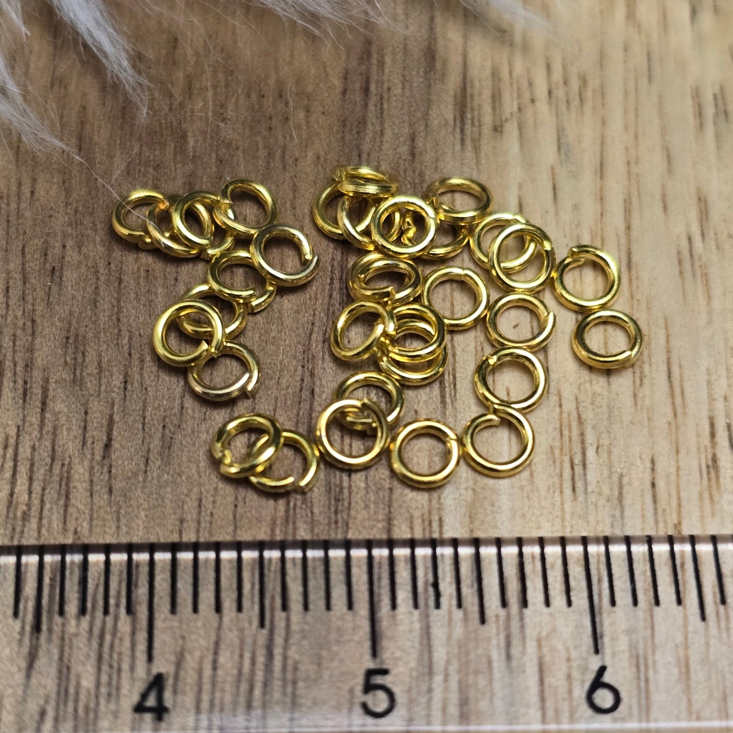 Das Bild zeigt 30 offene Biegeringe, perfekt für die Schmuckherstellung. Sie eignen sich hervorragend als Anhängerösen für Kettenanhänger oder als Verbindungsringe in verschiedenen Designs.