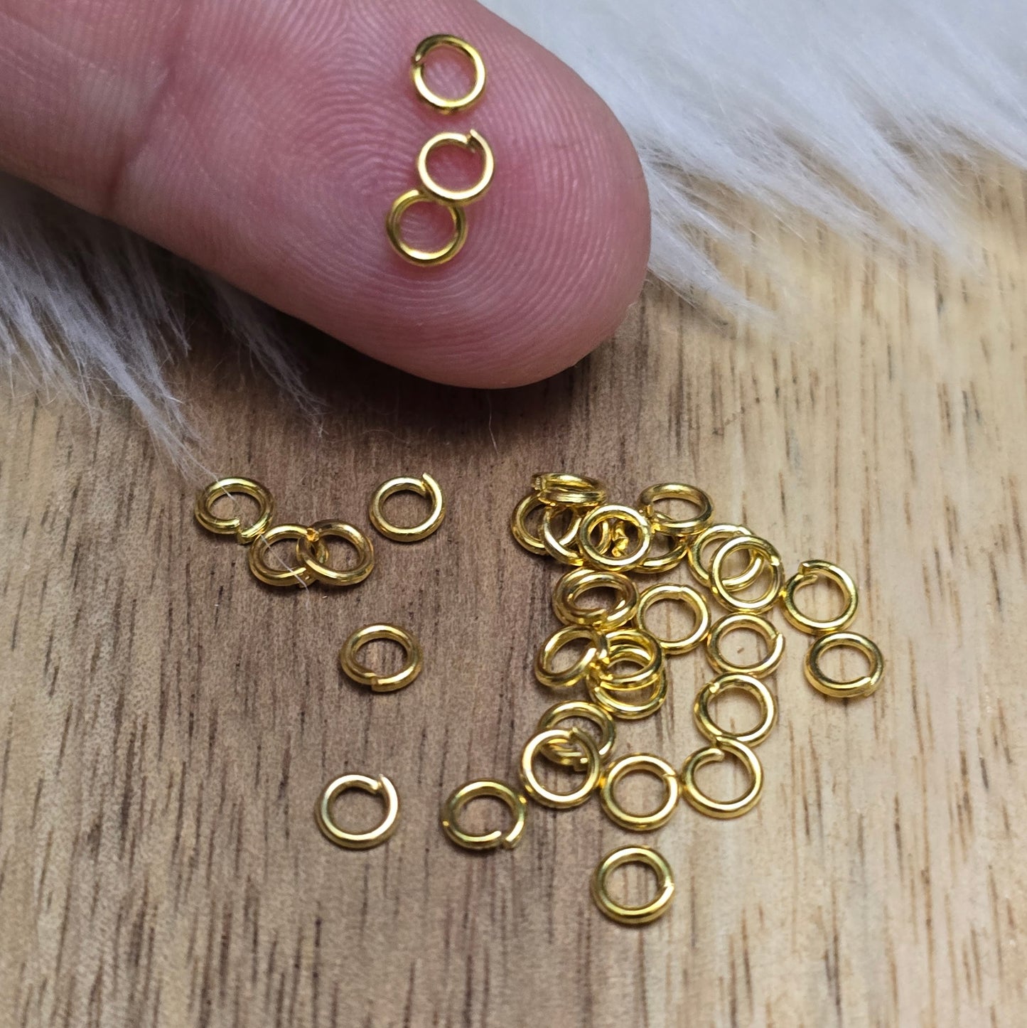 Das Bild zeigt 30 offene Biegeringe, perfekt für die Schmuckherstellung. Sie eignen sich hervorragend als Anhängerösen für Kettenanhänger oder als Verbindungsringe in verschiedenen Designs.