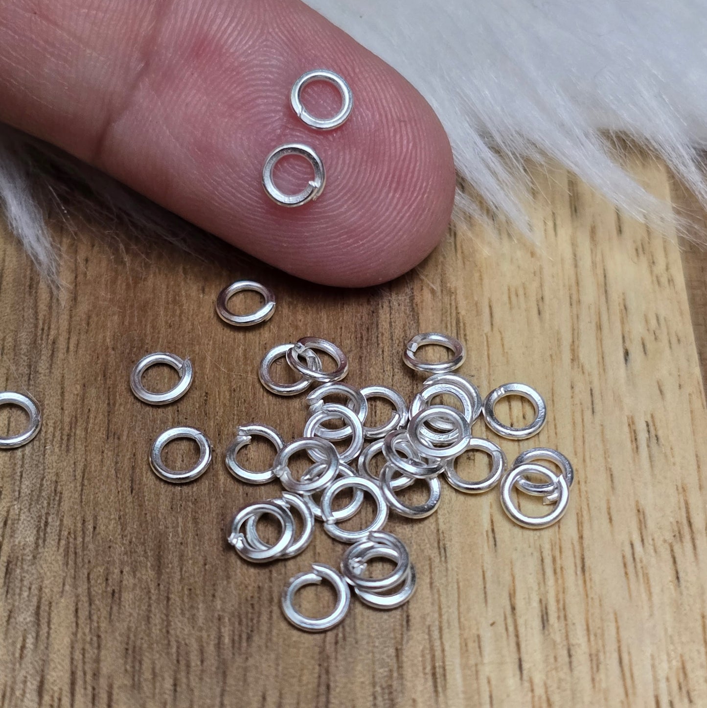 Das Bild zeigt 30 offene Biegeringe mit 4mm Durchmesser, perfekt für die Schmuckherstellung. Sie eignen sich hervorragend als Anhängerösen für Kettenanhänger oder als Verbindungsringe in verschiedenen Designs.