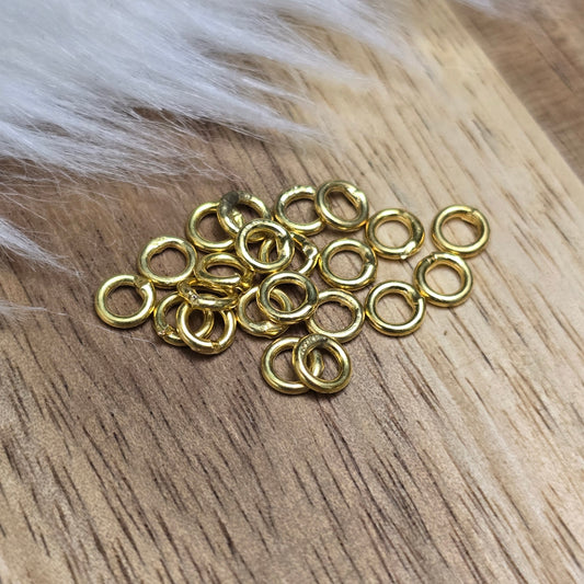 Das Bild zeigt 20 geschlossene Ringel, perfekt für die Schmuckherstellung. Sie eignen sich hervorragend als Ösen zum Anbringen von Verschlüssen an Ketten und Armbänder aus Nylon, wo es wichtig ist, dass die Ringel keinen Spalt haben, damit der Faden nicht vom Ringel springen kann.