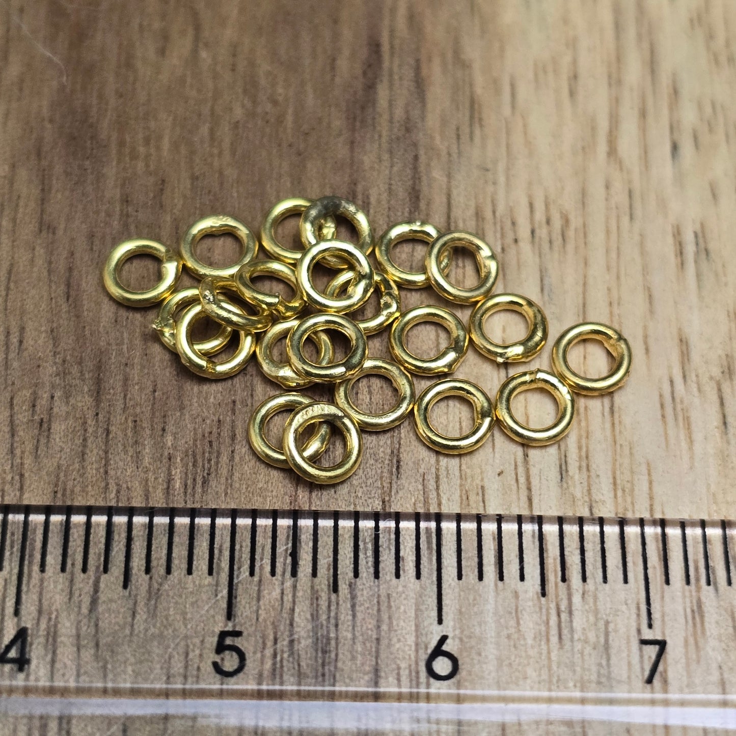 Das Bild zeigt 20 geschlossene Ringel, perfekt für die Schmuckherstellung. Sie eignen sich hervorragend als Ösen zum Anbringen von Verschlüssen an Ketten und Armbänder aus Nylon, wo es wichtig ist, dass die Ringel keinen Spalt haben, damit der Faden nicht vom Ringel springen kann.