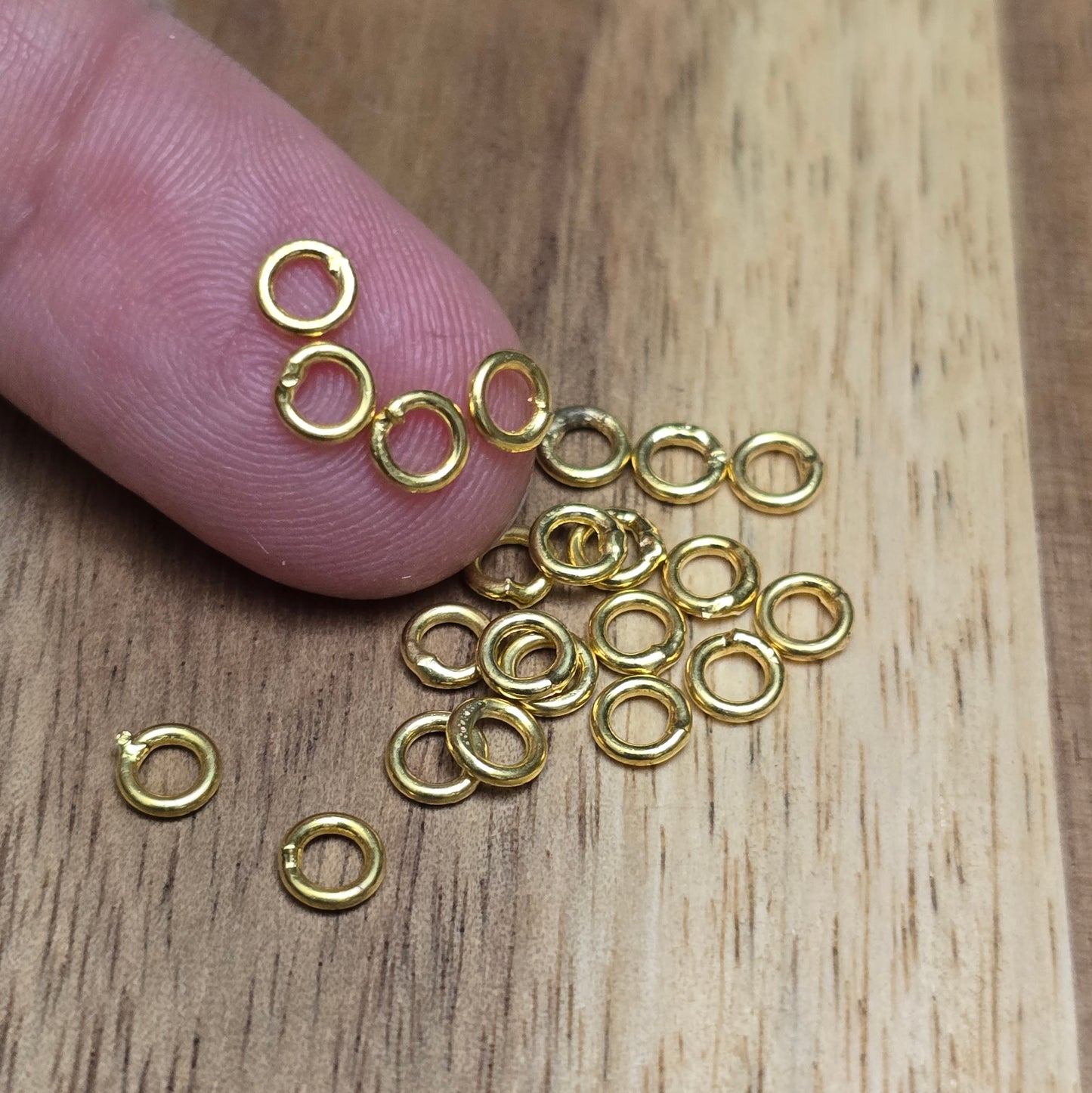 Das Bild zeigt 20 geschlossene Ringel, perfekt für die Schmuckherstellung. Sie eignen sich hervorragend als Ösen zum Anbringen von Verschlüssen an Ketten und Armbänder aus Nylon, wo es wichtig ist, dass die Ringel keinen Spalt haben, damit der Faden nicht vom Ringel springen kann.