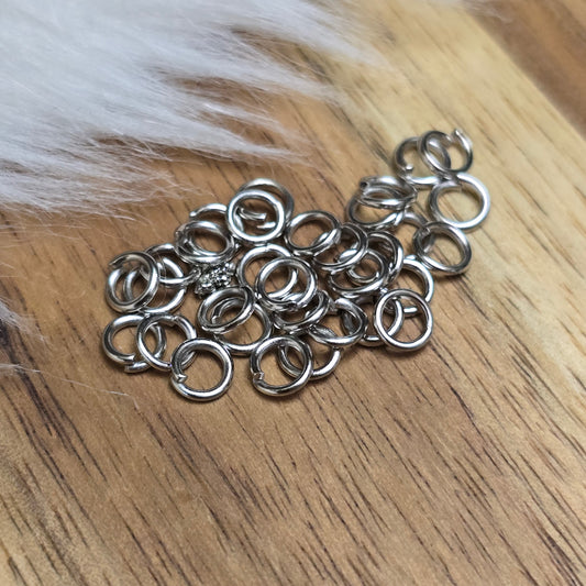 Das Bild zeigt 30 offene Biegeringe, perfekt für die Schmuckherstellung. Sie eignen sich hervorragend als Anhängerösen für Kettenanhänger oder als Verbindungsringe in verschiedenen Designs.