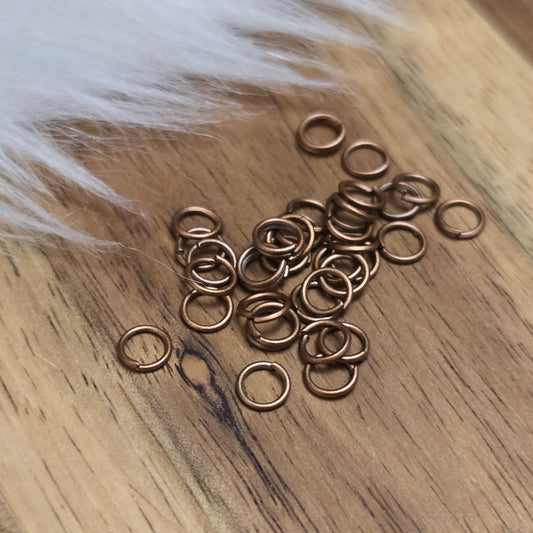 Das Bild zeigt 30 offene Biegeringe antik kupferfarbig mit 4,2mm Durchmesser, perfekt für die Schmuckherstellung. Sie eignen sich hervorragend als Anhängerösen für Kettenanhänger oder als Verbindungsringe in verschiedenen Designs.
