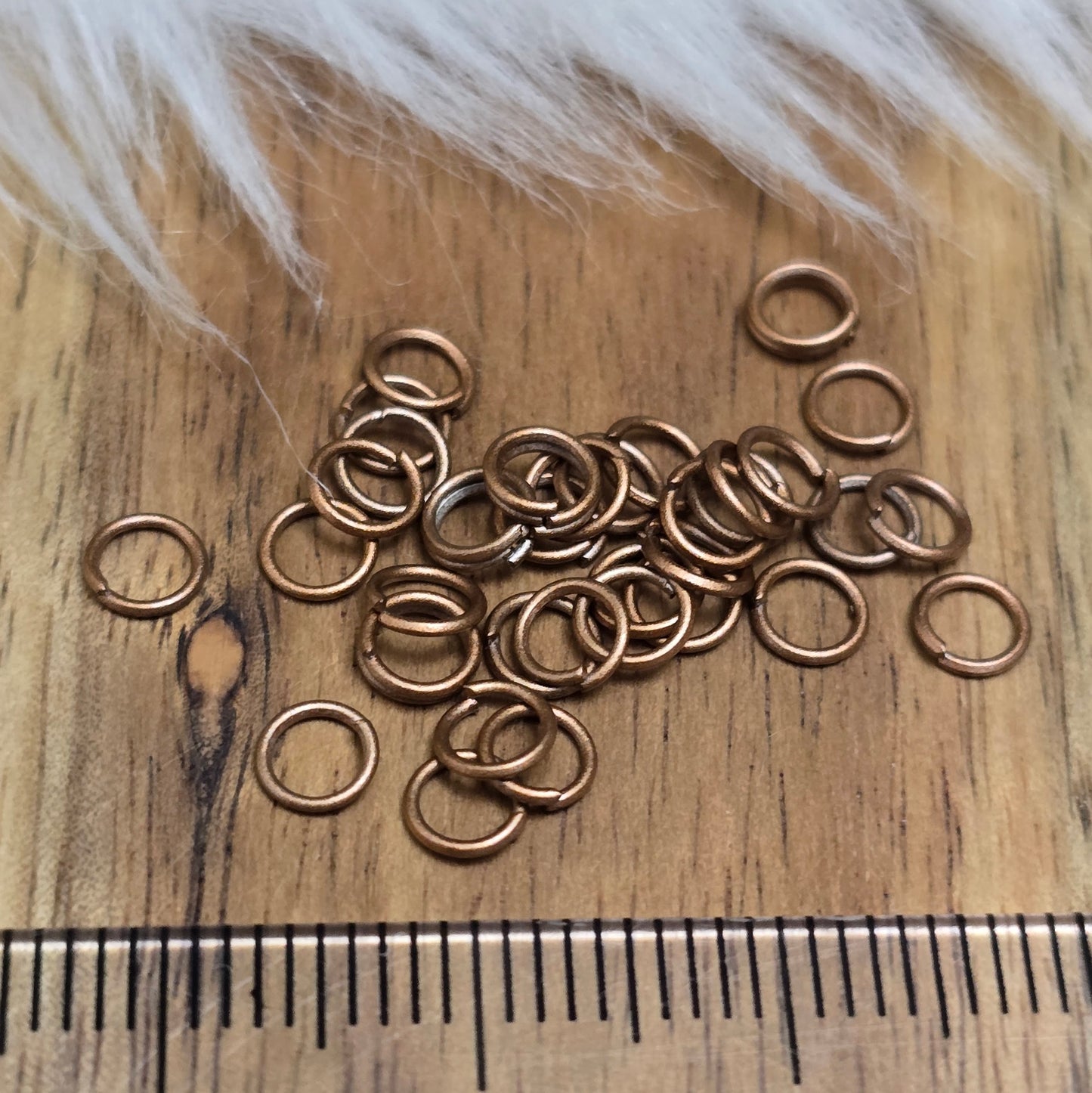 Das Bild zeigt 30 offene Biegeringe antik kupferfarbig mit 4,2mm Durchmesser, perfekt für die Schmuckherstellung. Sie eignen sich hervorragend als Anhängerösen für Kettenanhänger oder als Verbindungsringe in verschiedenen Designs.