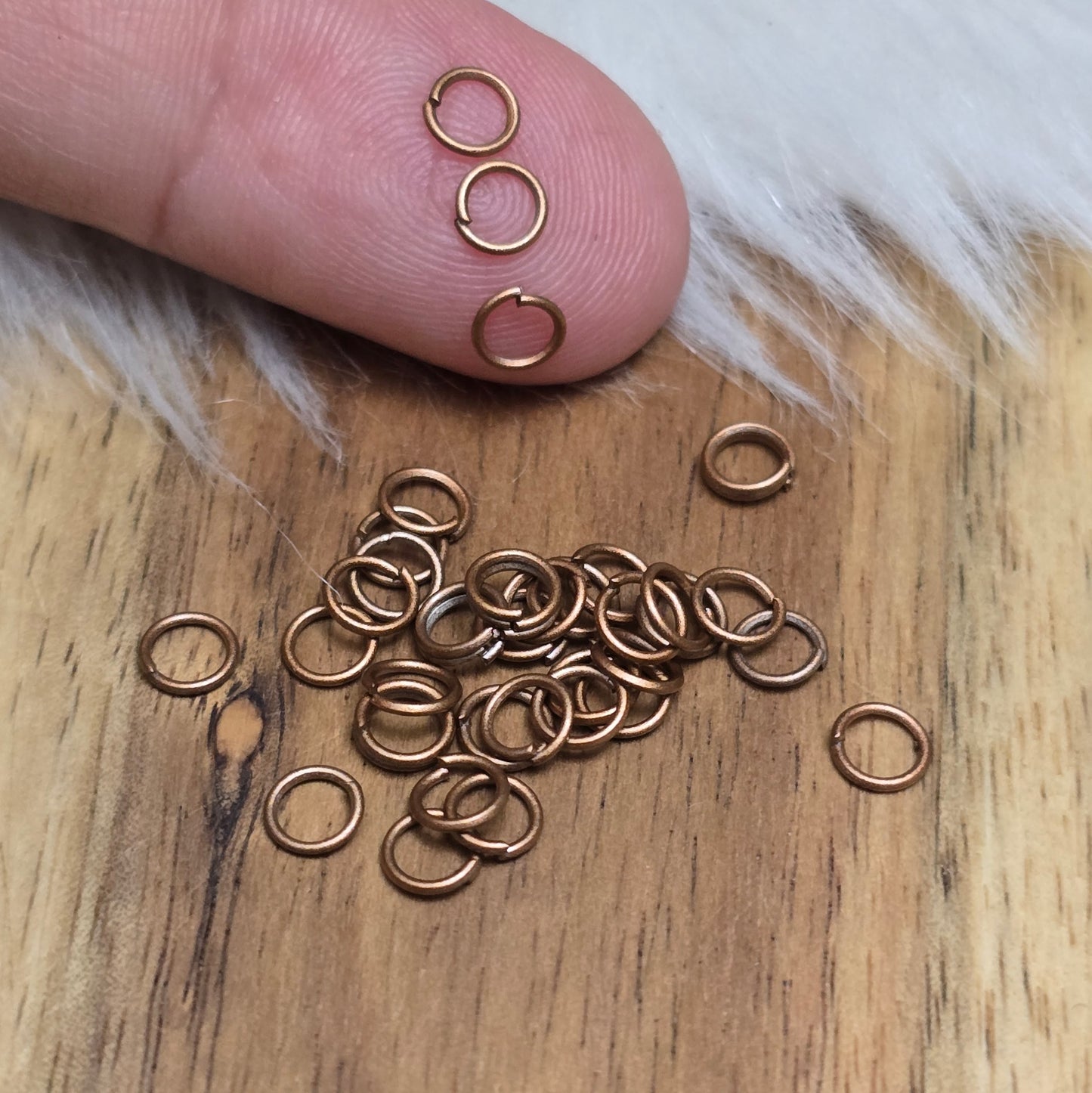 Das Bild zeigt 30 offene Biegeringe antik kupferfarbig mit 4,2mm Durchmesser, perfekt für die Schmuckherstellung. Sie eignen sich hervorragend als Anhängerösen für Kettenanhänger oder als Verbindungsringe in verschiedenen Designs.