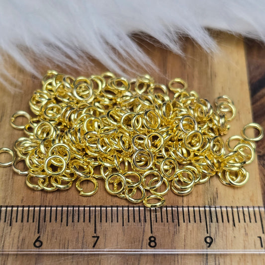Das Bild zeigt 100 offenen Biegeringe in vergoldet mit einem Durchmesser von 4,2mm, ein unverzichtbares Zubehör für die Schmuckherstellung. Ideal um Charms und Verschlüsse zuverlässig zu befestigen.