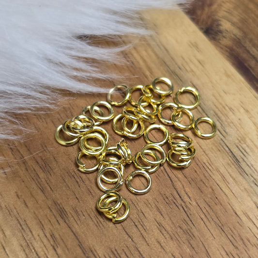 Das Bild zeigt 30 offene Biegeringe in vergoldet mit einem Durchmesser von 4,2mm, ein unverzichtbares Zubehör für die Schmuckherstellung. Ideal um Charms und Verschlüsse zuverlässig zu befestigen.