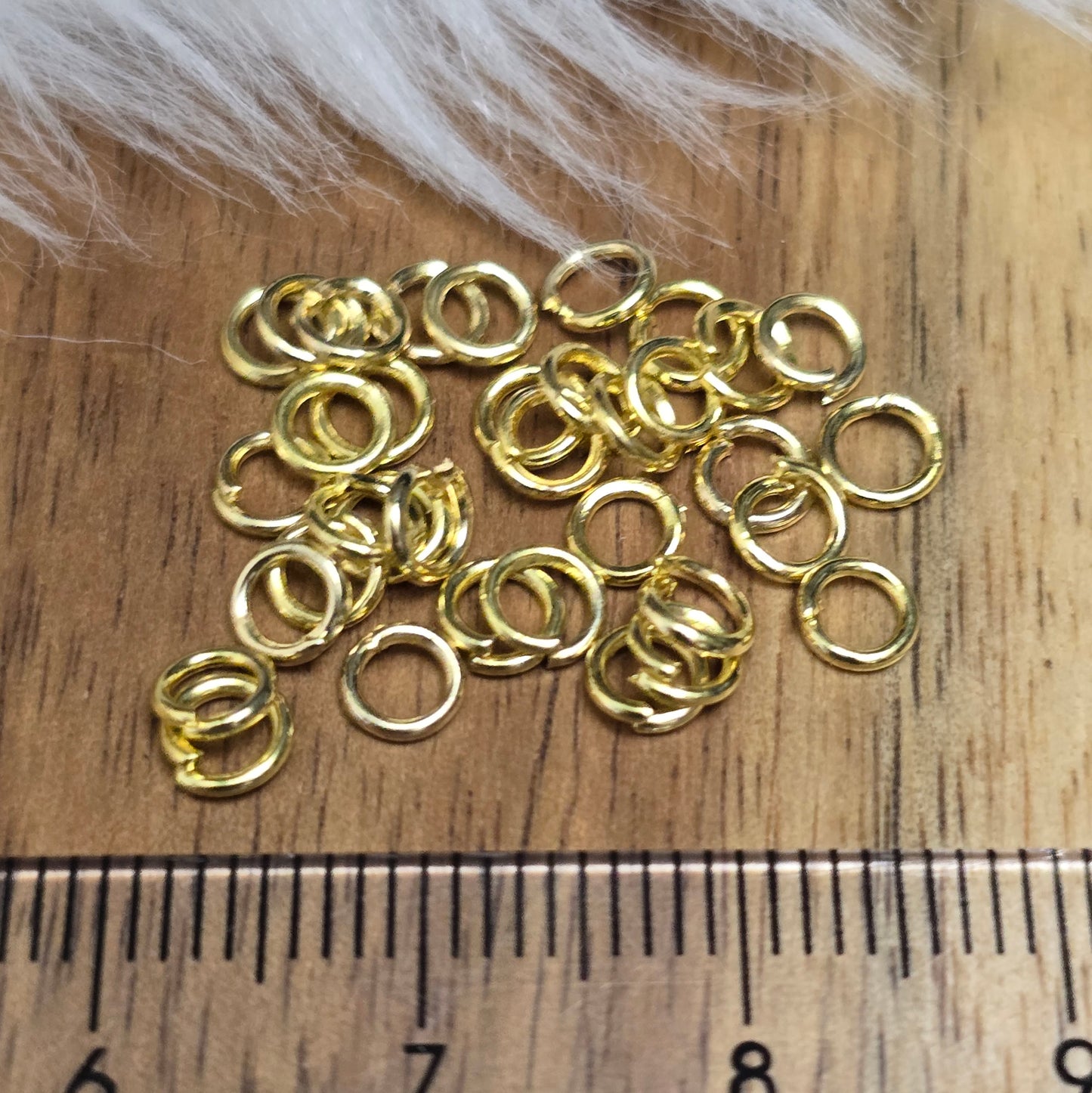 Das Bild zeigt 30 offene Biegeringe in vergoldet mit einem Durchmesser von 4,2mm, ein unverzichtbares Zubehör für die Schmuckherstellung. Ideal um Charms und Verschlüsse zuverlässig zu befestigen.