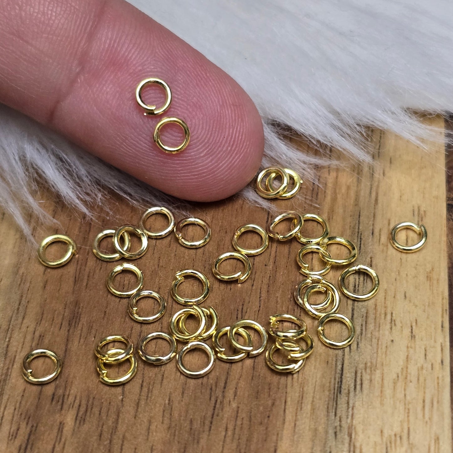 Das Bild zeigt 30 offene Biegeringe in vergoldet mit einem Durchmesser von 4,2mm, ein unverzichtbares Zubehör für die Schmuckherstellung. Ideal um Charms und Verschlüsse zuverlässig zu befestigen.
