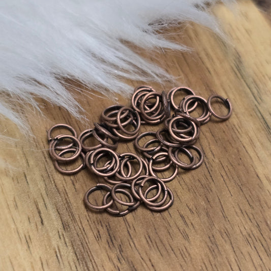 Das Bild zeigt 30 offene Biegeringe in antik kupferfarbig mit einem Durchmesser von 4,6mm, ein unverzichtbares Zubehör für die Schmuckherstellung. Ideal um Charms und Verschlüsse zuverlässig zu befestigen.