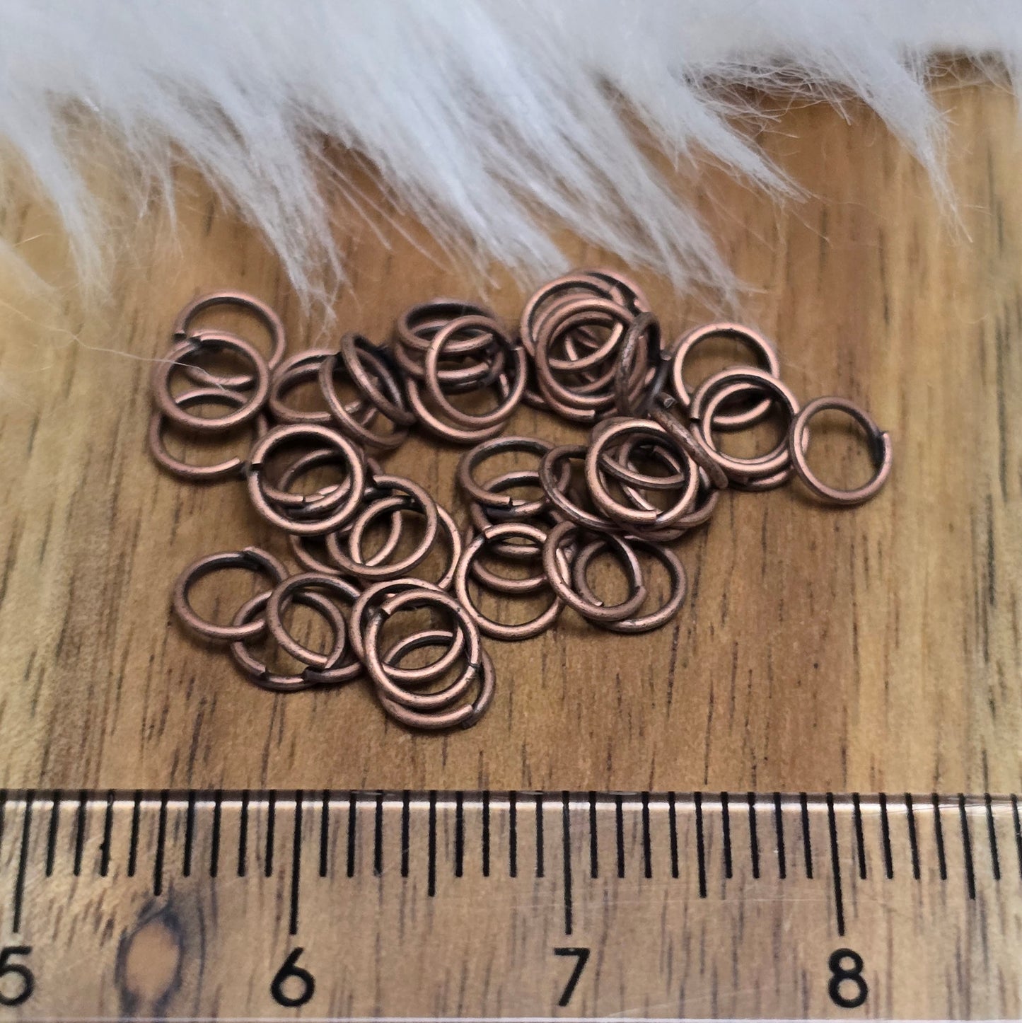 Das Bild zeigt 30 offene Biegeringe in antik kupferfarbig mit einem Durchmesser von 4,6mm, ein unverzichtbares Zubehör für die Schmuckherstellung. Ideal um Charms und Verschlüsse zuverlässig zu befestigen.