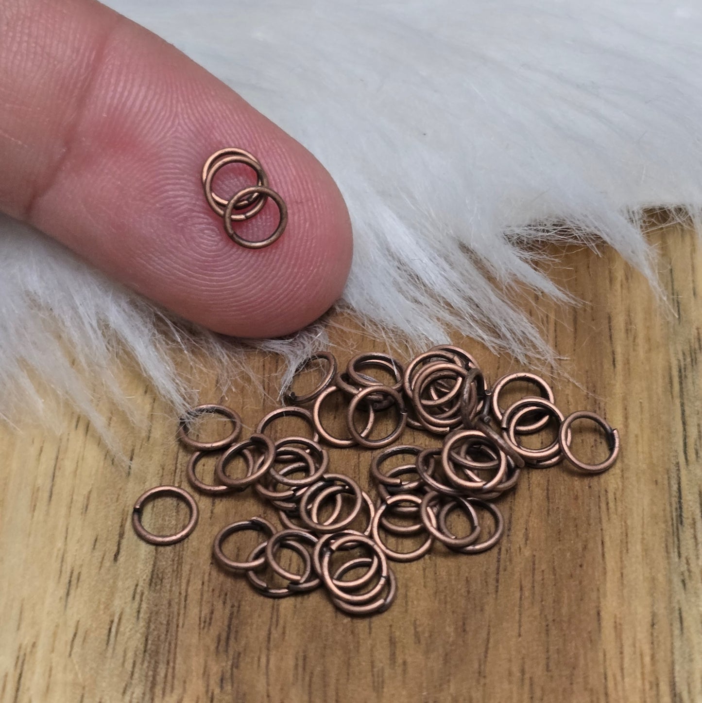 Das Bild zeigt 30 offene Biegeringe in antik kupferfarbig mit einem Durchmesser von 4,6mm, ein unverzichtbares Zubehör für die Schmuckherstellung. Ideal um Charms und Verschlüsse zuverlässig zu befestigen.