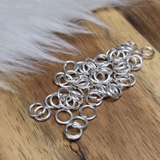 Das Bild zeigt 50 offene Biegeringe in versilbert mit einem Durchmesser von 5mm, ein unverzichtbares Zubehör für die Schmuckherstellung. Ideal um Charms und Verschlüsse zuverlässig zu befestigen.