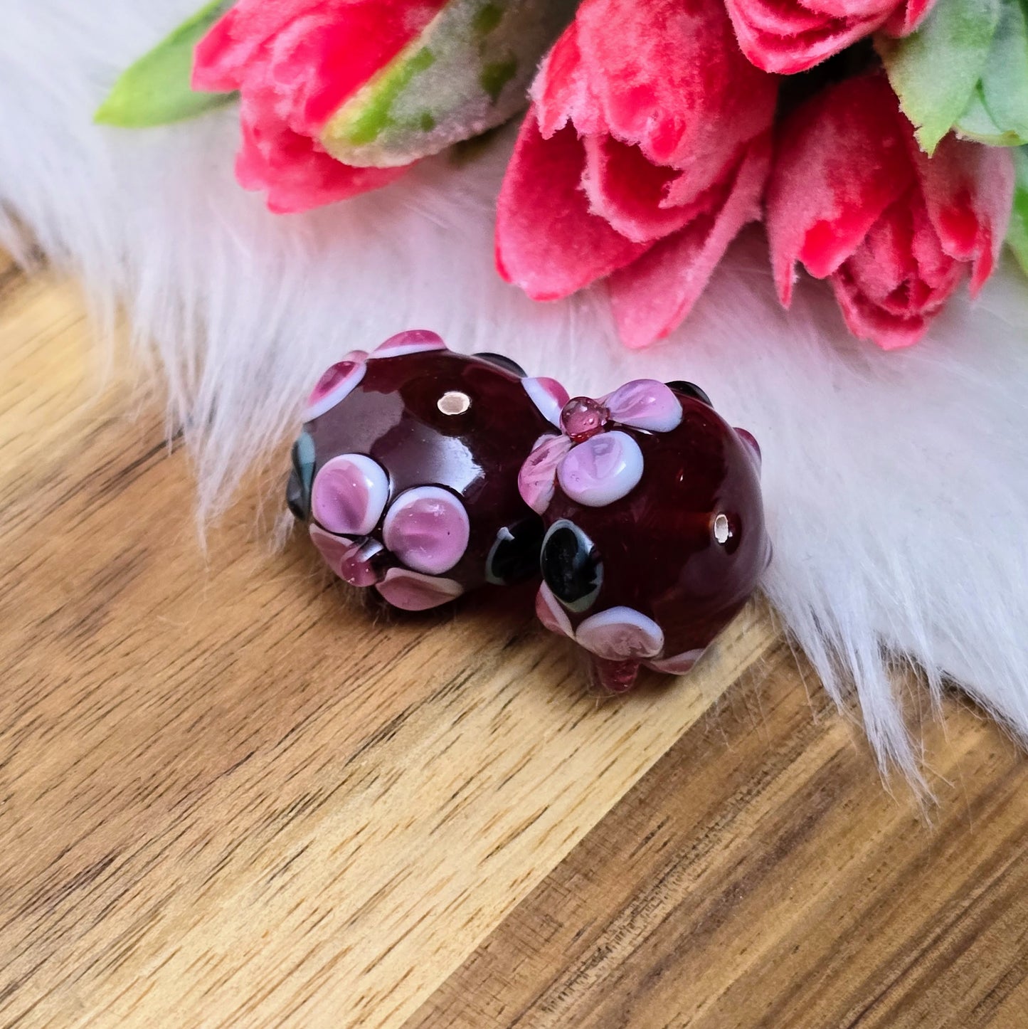 2 rote Glasperlen in Rondellform mit Bumps & Blumen in Rosa, Weiß & Grün – handgefertigt in Indien, perfekt für auffällige Schmuckstücke mit Persönlichkeit.