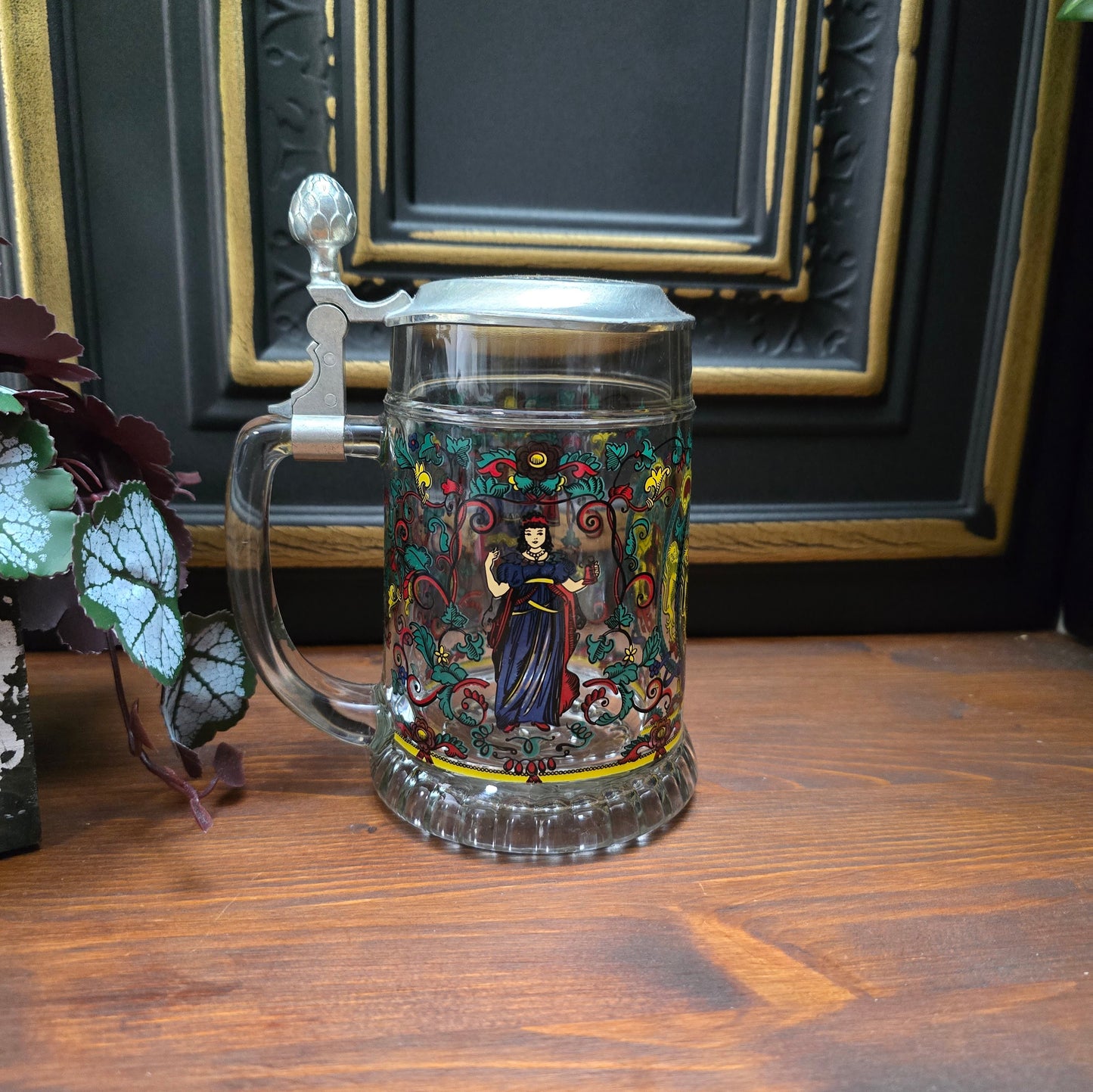 Original BMF Bierseidel mit Löwen-Wappen & Zinndeckel. 0,5L Glaskrug aus den 1970er/80er Jahren – schwer, robust, mit Engel-Punze – perfekter Vintagekrug für Sammler & Bierliebhaber.