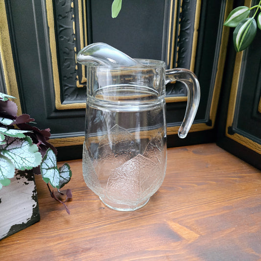 Original Luminarc Glaskrug mit Aspen Leaf Design aus den 70er/80er Jahren. Fassungsvermögen 1,3 L, sehr guter Vintagezustand. Perfekt als Retro-Wasserkrug oder Saftkaraffe.