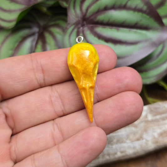 1x Resin-Krähenschädel-Anhänger in Gelb/Gold, 44mm, flacher Rücken – einzigartig & handgefertigt. Perfekt für Ketten, Armbänder und magisch inspirierte Designs.