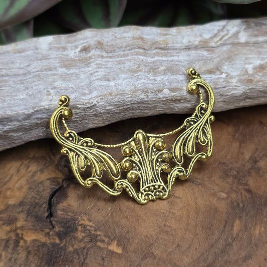 Barockes Gotik-Zierteil 52mm antik goldfarben für Schmuck, Möbel & Deko. Flache Rückseite für einfaches Kleben oder Nähen. Ideal für DIY- und Bastelprojekte.