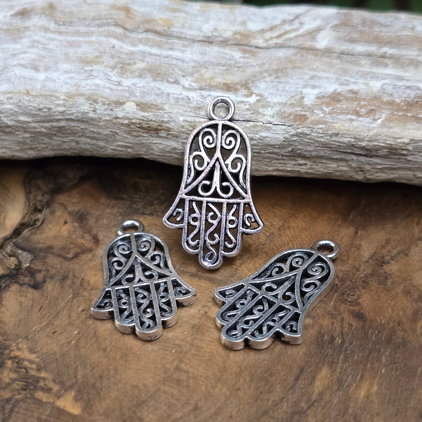 3x Hamsa Hand Anhänger (25x14mm), antik silberfarben. Schutzsymbol & Glücksbringer für Schmuckdesigns. Zinklegierung, beidseitig geprägt, robust & vielseitig.