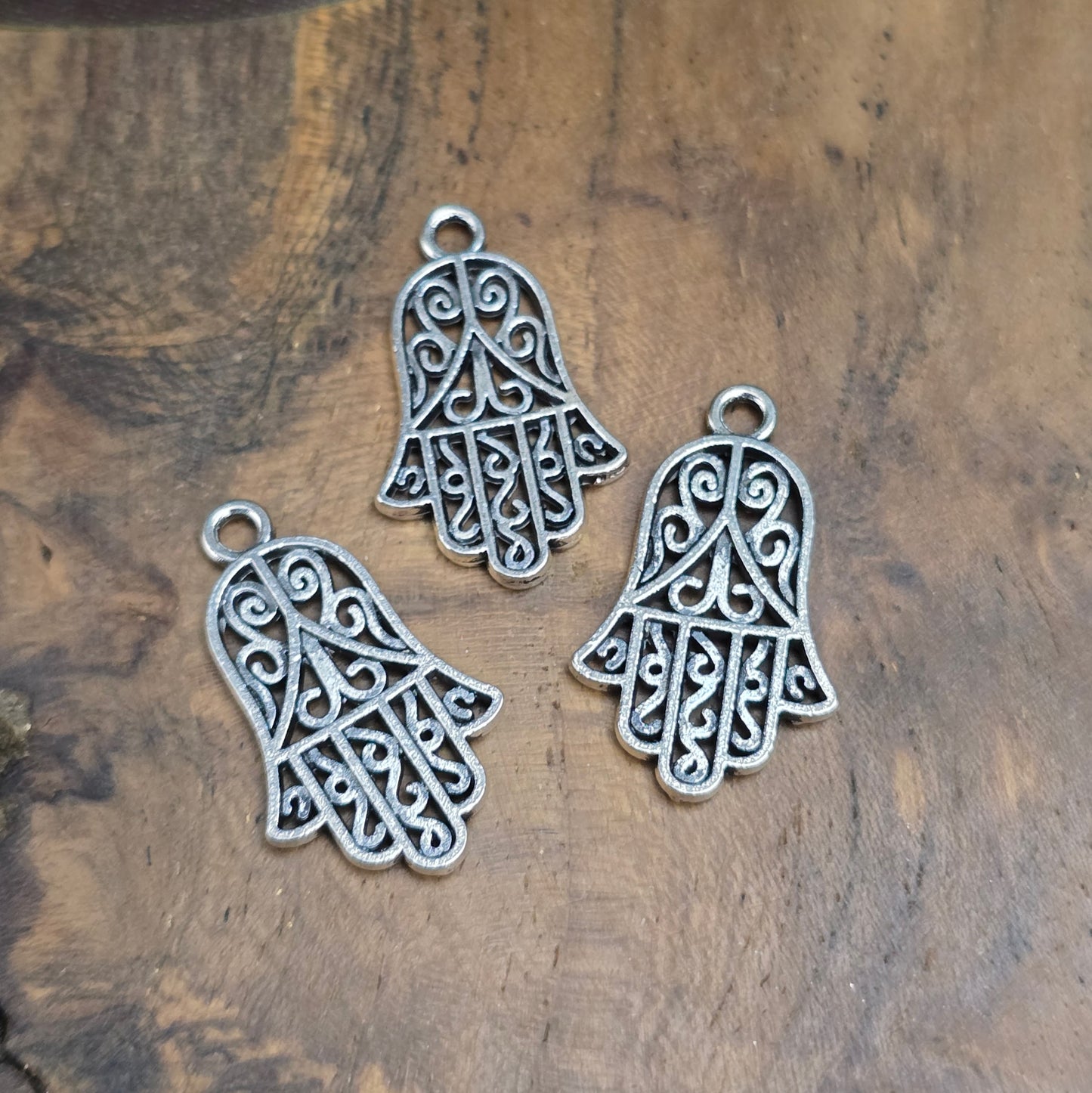 3x Hamsa Hand Anhänger (25x14mm), antik silberfarben. Schutzsymbol & Glücksbringer für Schmuckdesigns. Zinklegierung, beidseitig geprägt, robust & vielseitig.