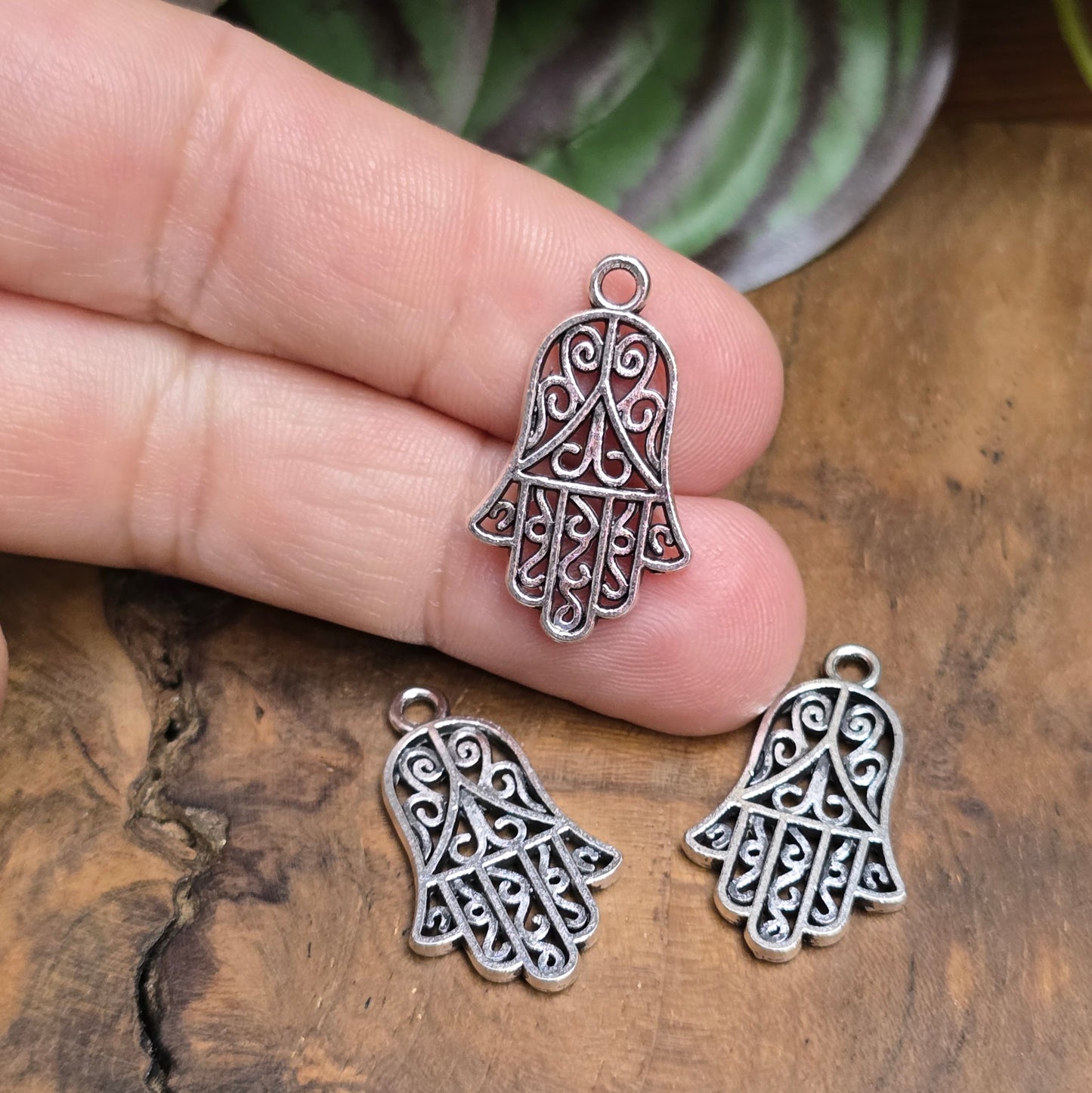 3x Hamsa Hand Anhänger (25x14mm), antik silberfarben. Schutzsymbol & Glücksbringer für Schmuckdesigns. Zinklegierung, beidseitig geprägt, robust & vielseitig.