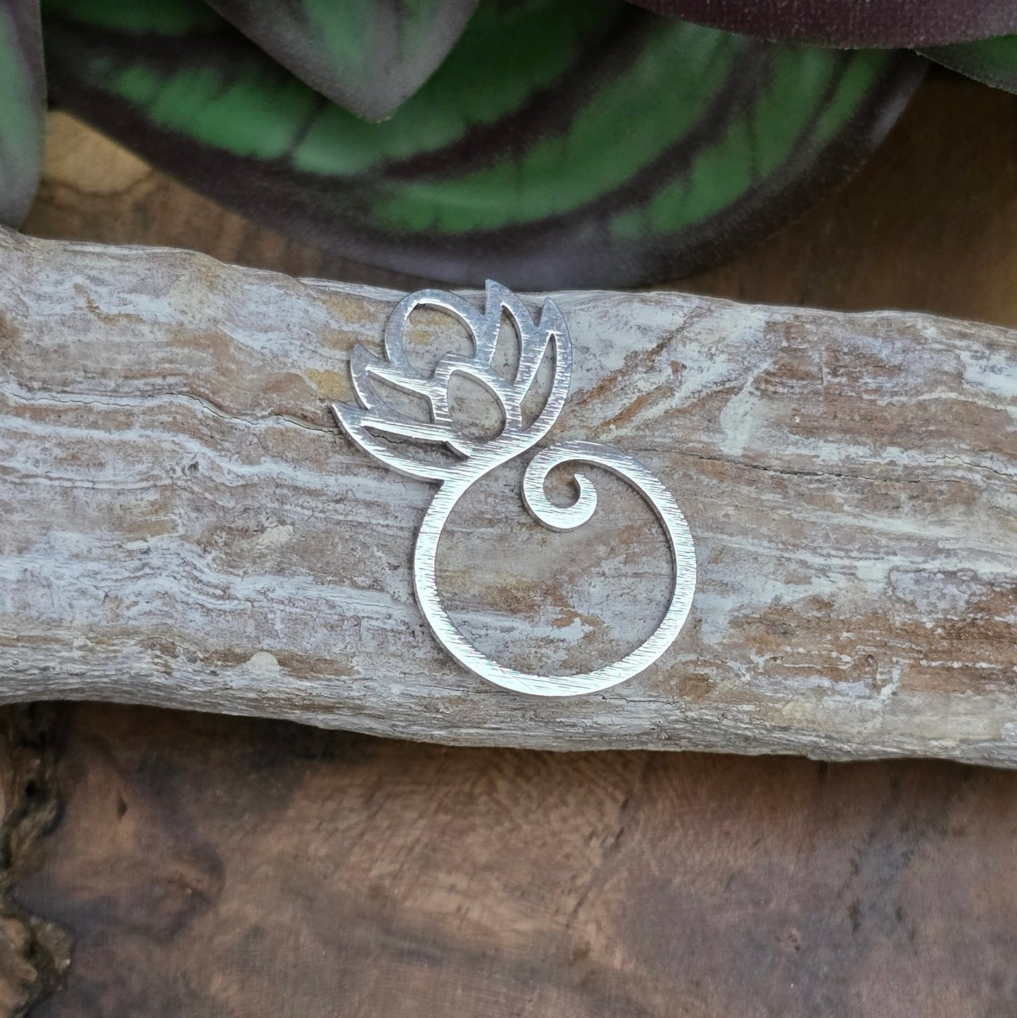 Filigraner Lotusblume-Anhänger aus Edelstahl auf hellem Hintergrund – perfekt für spirituellen DIY-Schmuck und Meditationsketten.