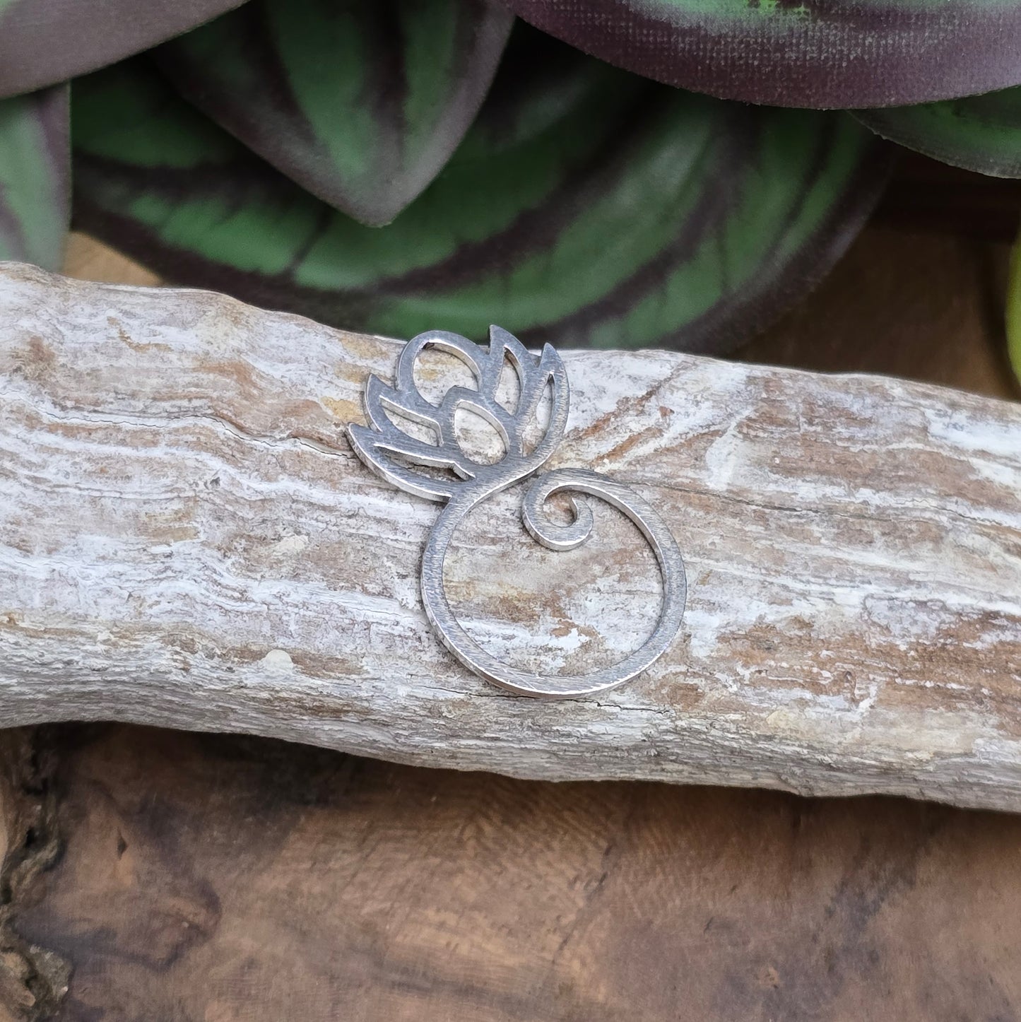 Filigraner Lotusblume-Anhänger aus Edelstahl auf hellem Hintergrund – perfekt für spirituellen DIY-Schmuck und Meditationsketten.