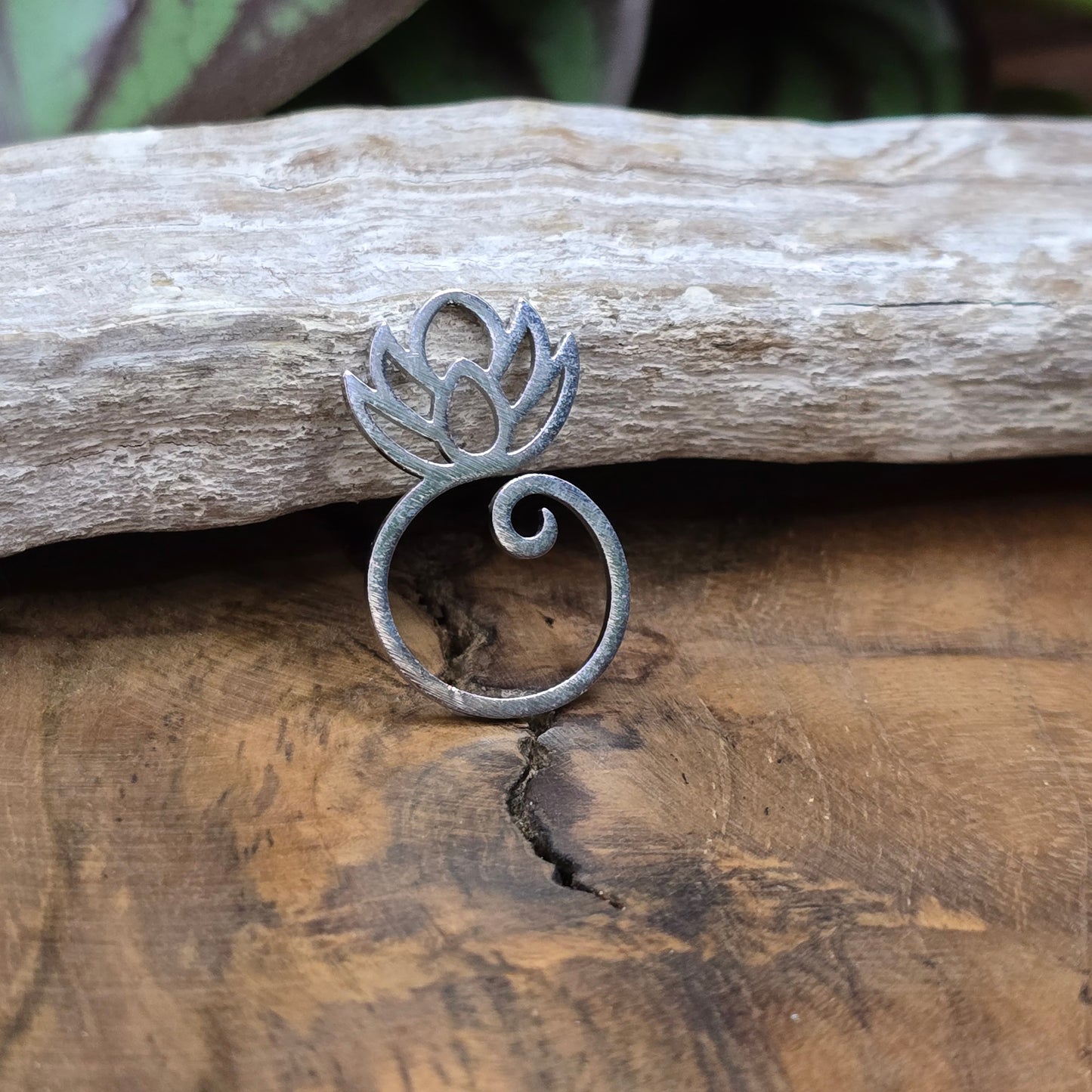 Filigraner Lotusblume-Anhänger aus Edelstahl auf hellem Hintergrund – perfekt für spirituellen DIY-Schmuck und Meditationsketten.